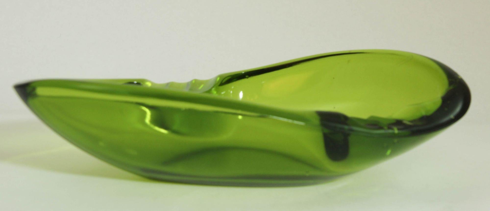 Vintage Green Art Glass Teardrop Boomerang Shape Ashtray 1960s In Good Condition In North Hollywood, CA