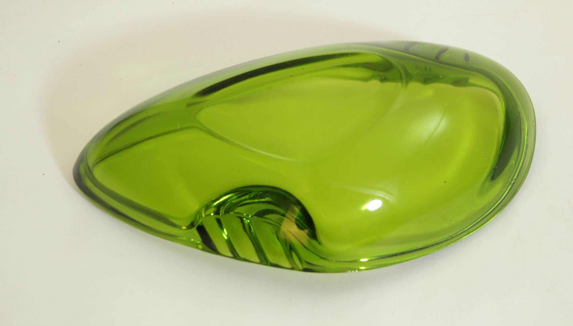 Vintage Green Art Glass Teardrop Boomerang Shape Ashtray 1960s 2