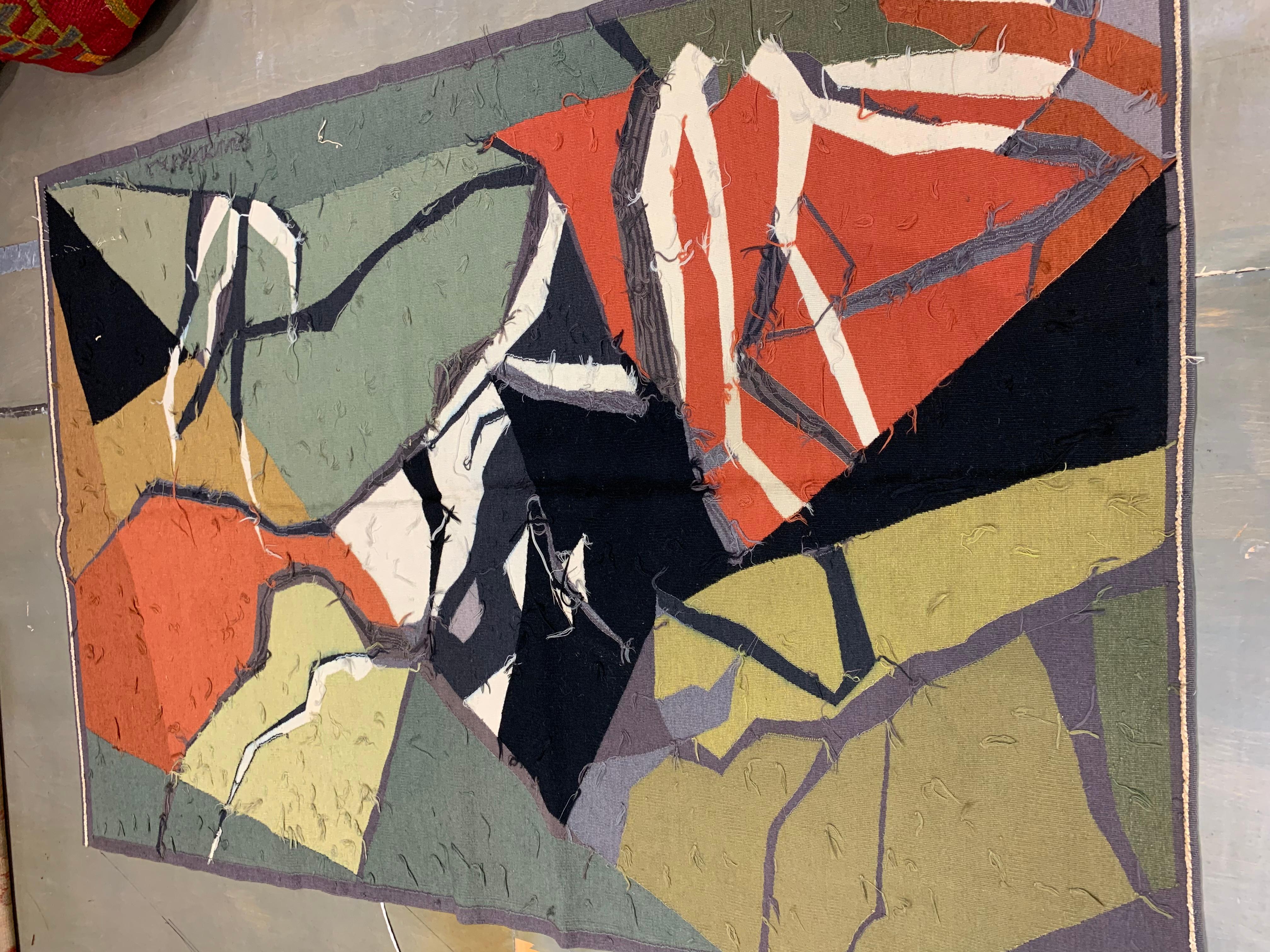 4' x 5'10. Les ateliers français de tapisserie d'Aubusson et de la Savonnerie ont continué à produire des œuvres extrêmement décoratives et artistiques tout au long du XXe siècle. Cette création récente totalement abstraite porte la signature de