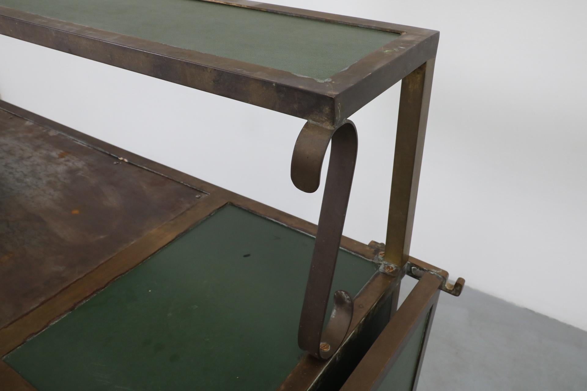 Bar o stazione di coltivazione belga verde vintage con accenti in ottone in vendita 5