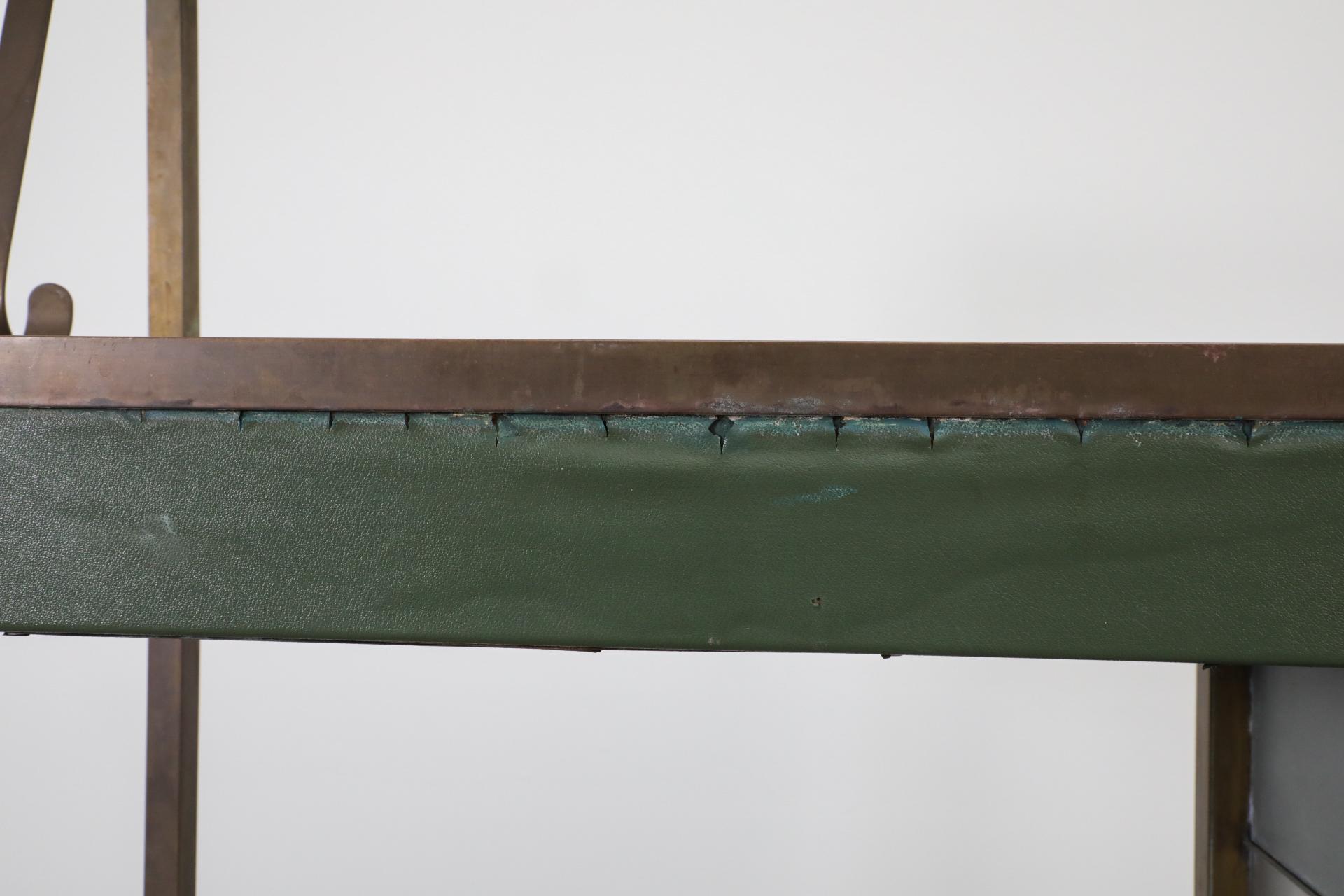 Bar o stazione di coltivazione belga verde vintage con accenti in ottone in vendita 6