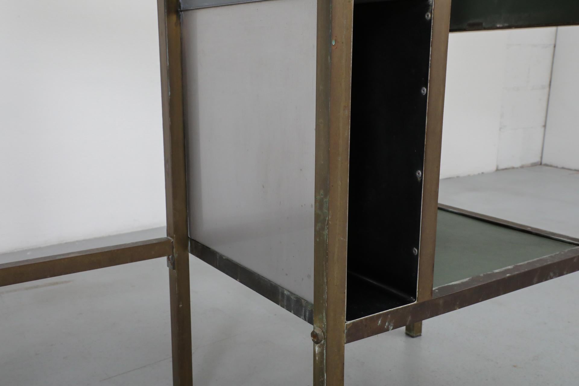 Bar o stazione di coltivazione belga verde vintage con accenti in ottone in vendita 7