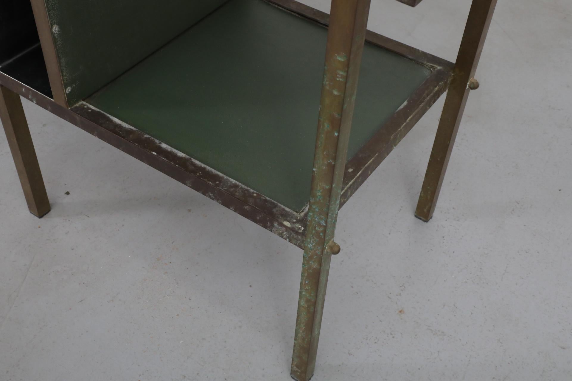 Bar o stazione di coltivazione belga verde vintage con accenti in ottone in vendita 10