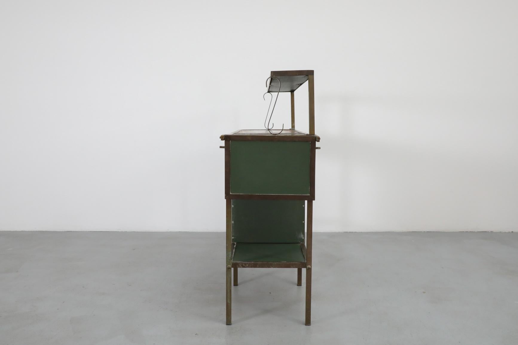 Bar o stazione di coltivazione belga verde vintage con accenti in ottone in vendita 11