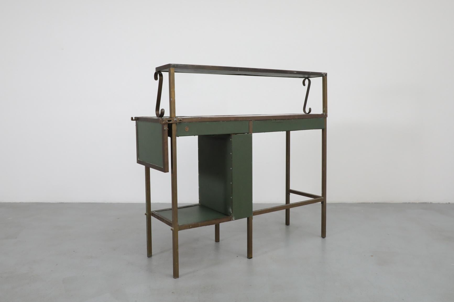 Bar o stazione di coltivazione belga verde vintage con accenti in ottone in vendita 12