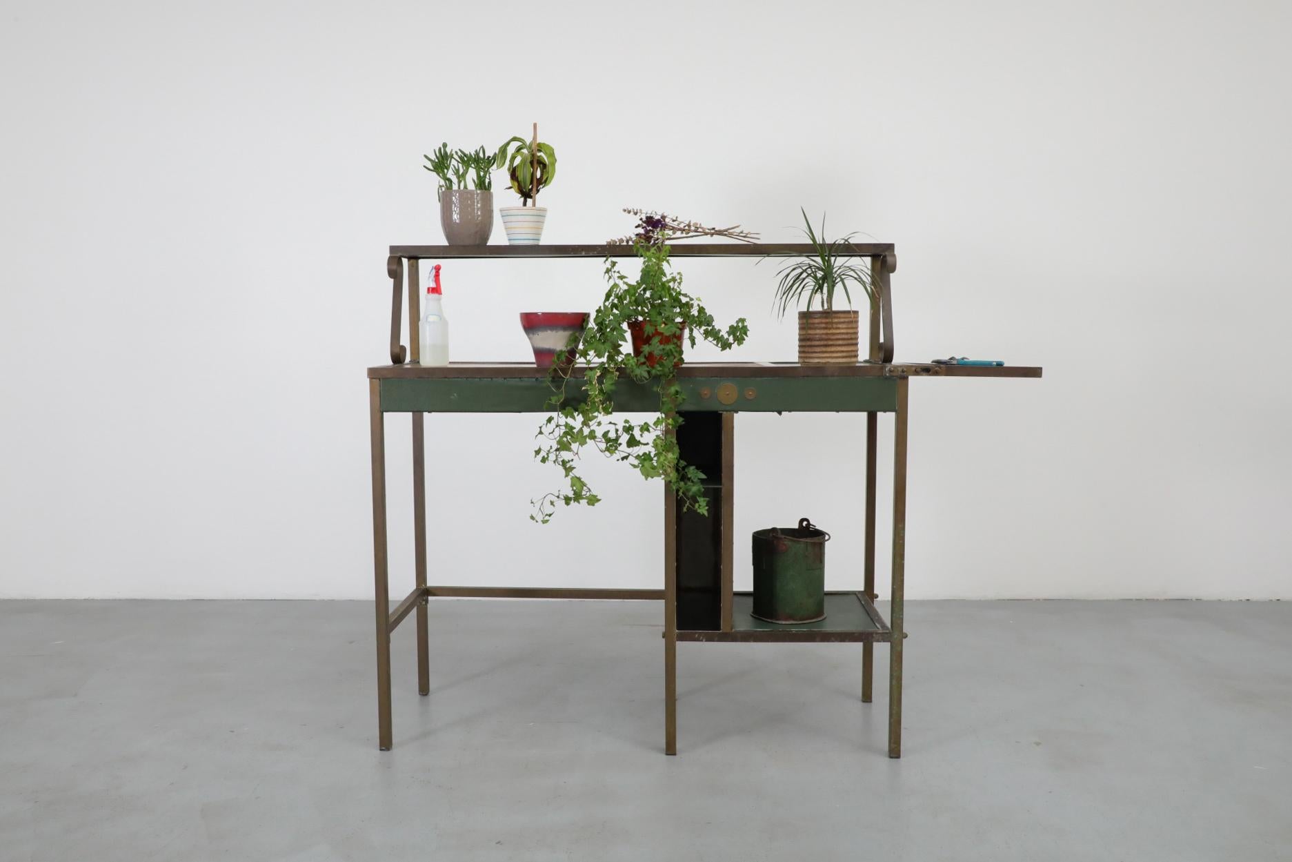 Stazione di piantagione belga verde vintage con vinile verde scuro e accenti in ottone con patina e scolorimento. Vinile finemente usurato. Ho sostituito i bulloni per fissare il ripiano superiore. L'estremità si piega verso il basso (52,825).