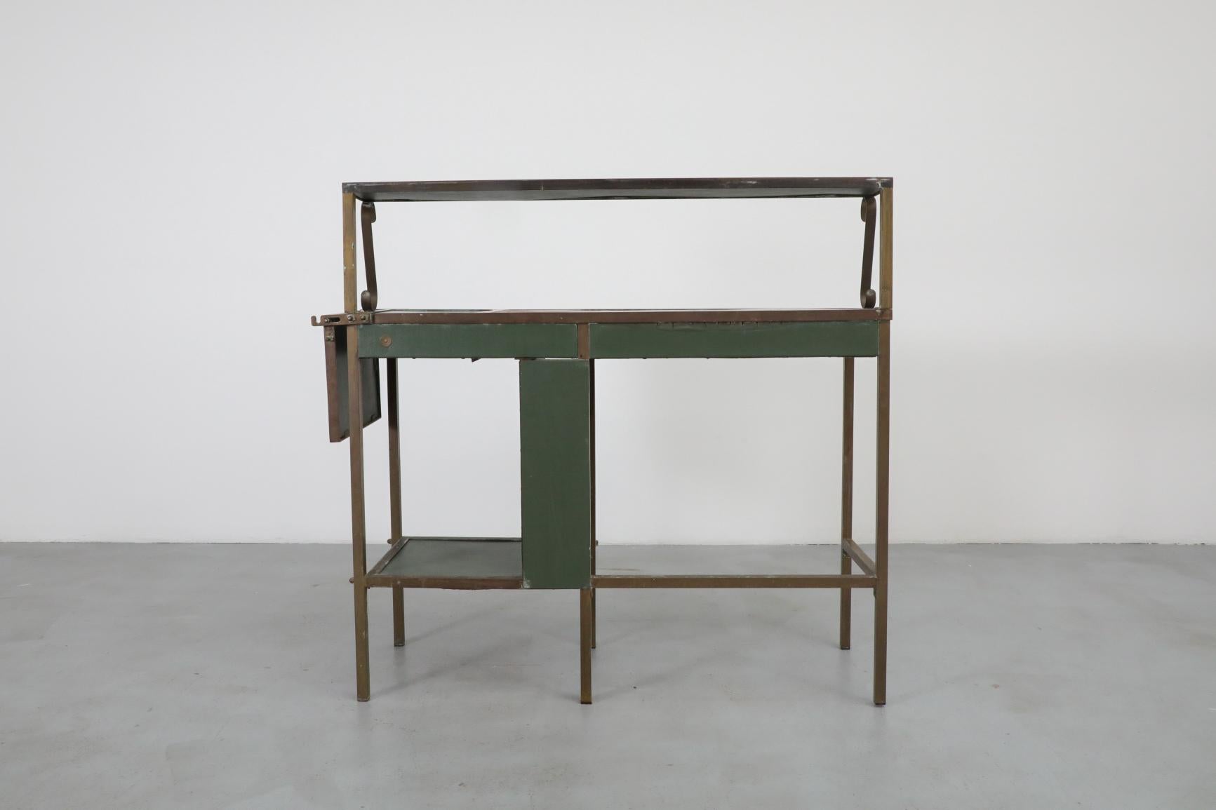 Bar o stazione di coltivazione belga verde vintage con accenti in ottone in vendita 13