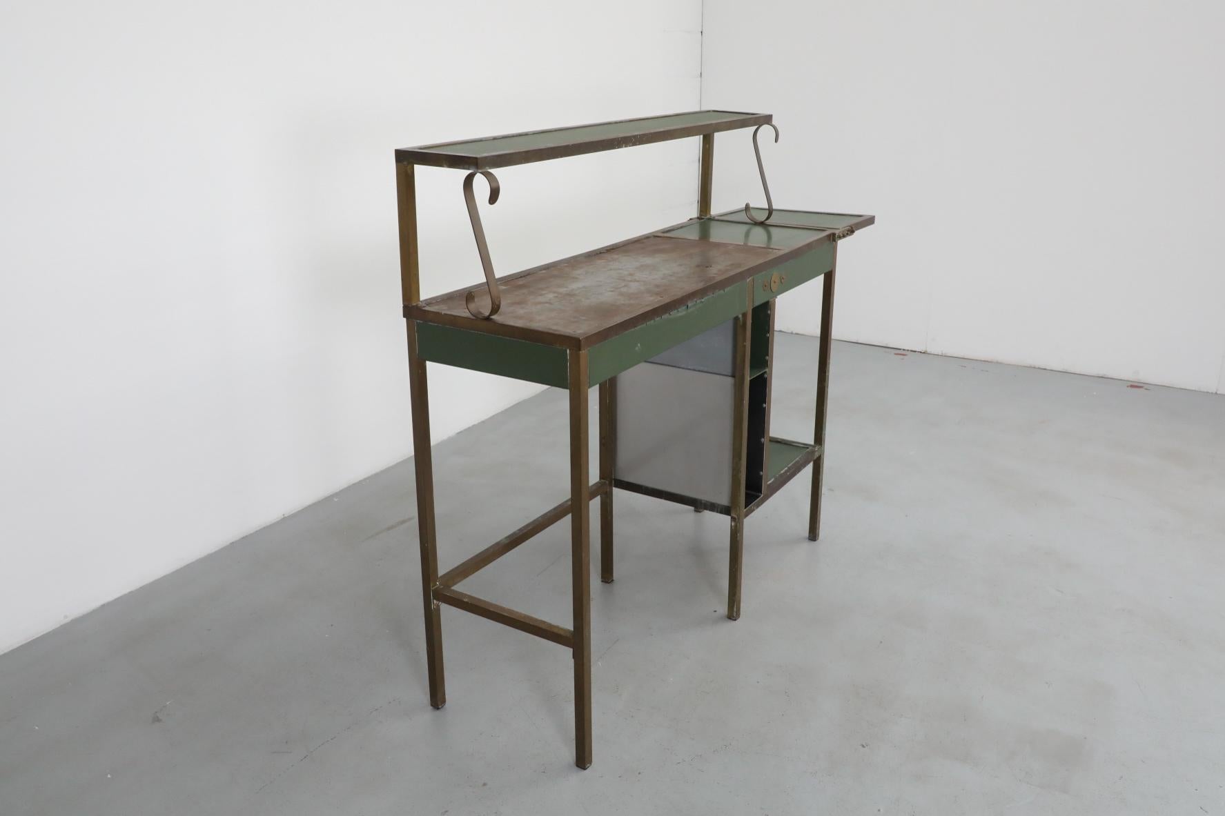 Belga Bar o stazione di coltivazione belga verde vintage con accenti in ottone in vendita