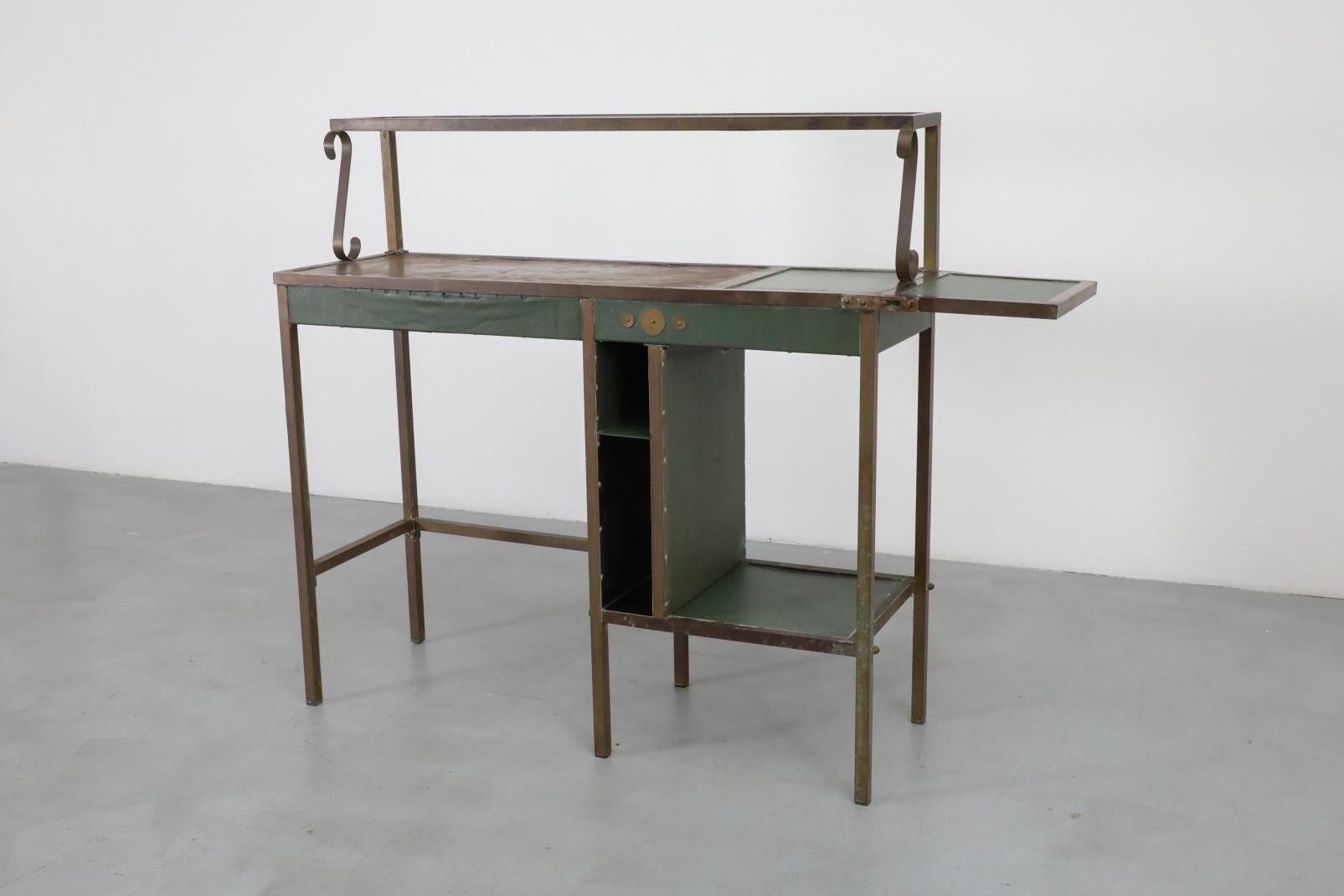 Bar o stazione di coltivazione belga verde vintage con accenti in ottone In condizioni buone in vendita a Los Angeles, CA