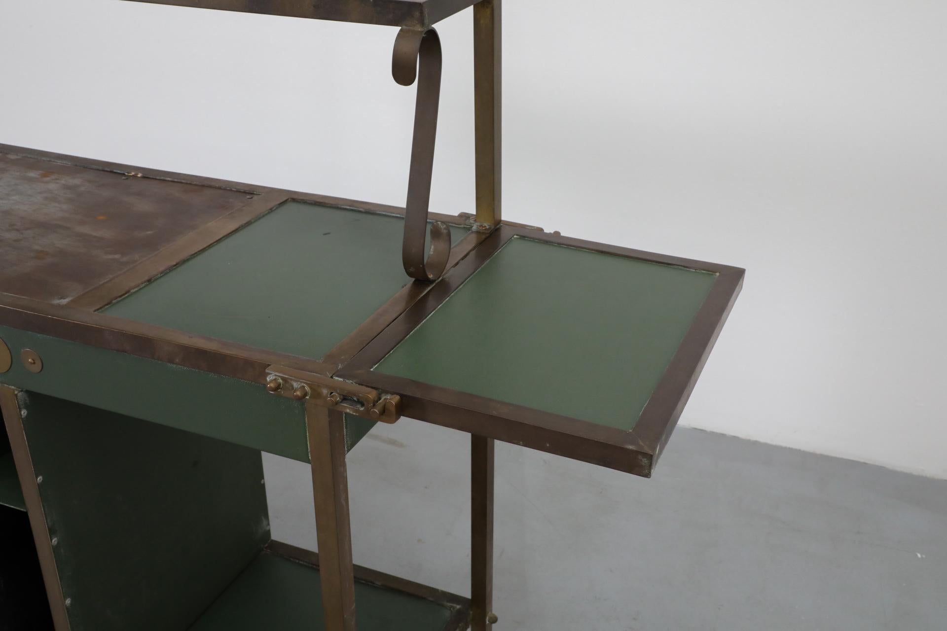 XX secolo Bar o stazione di coltivazione belga verde vintage con accenti in ottone in vendita