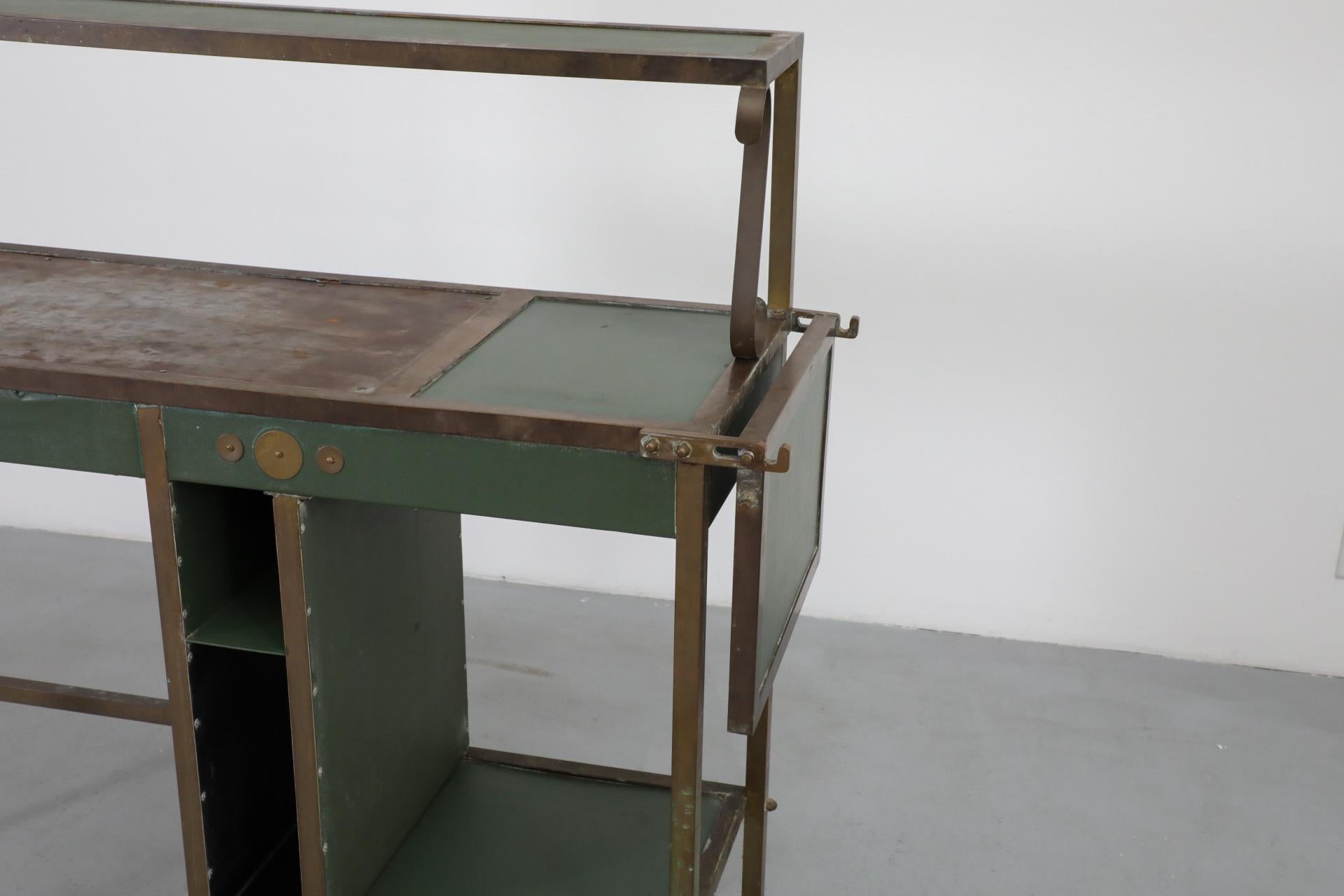 Bar o stazione di coltivazione belga verde vintage con accenti in ottone in vendita 1