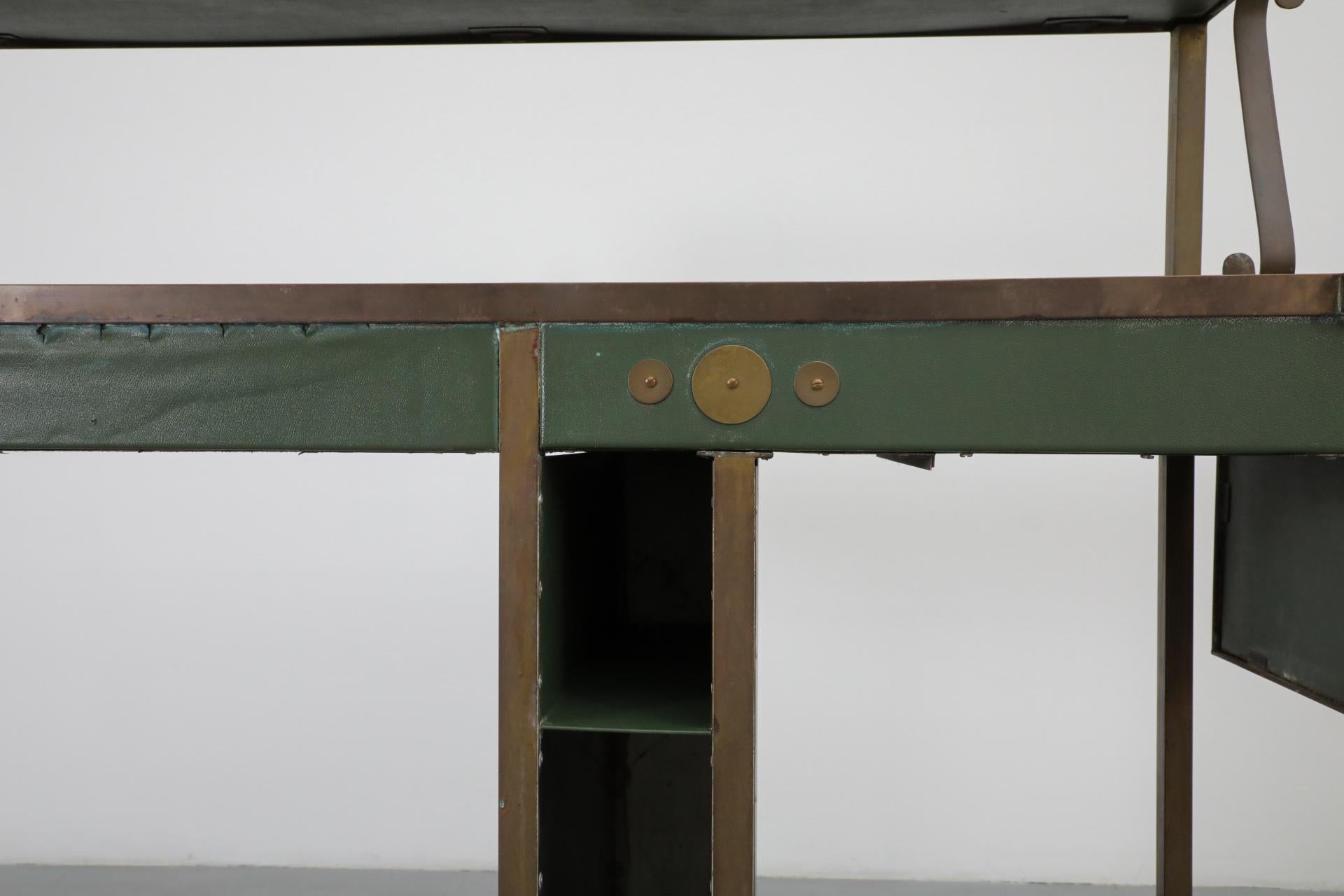 Bar o stazione di coltivazione belga verde vintage con accenti in ottone in vendita 2