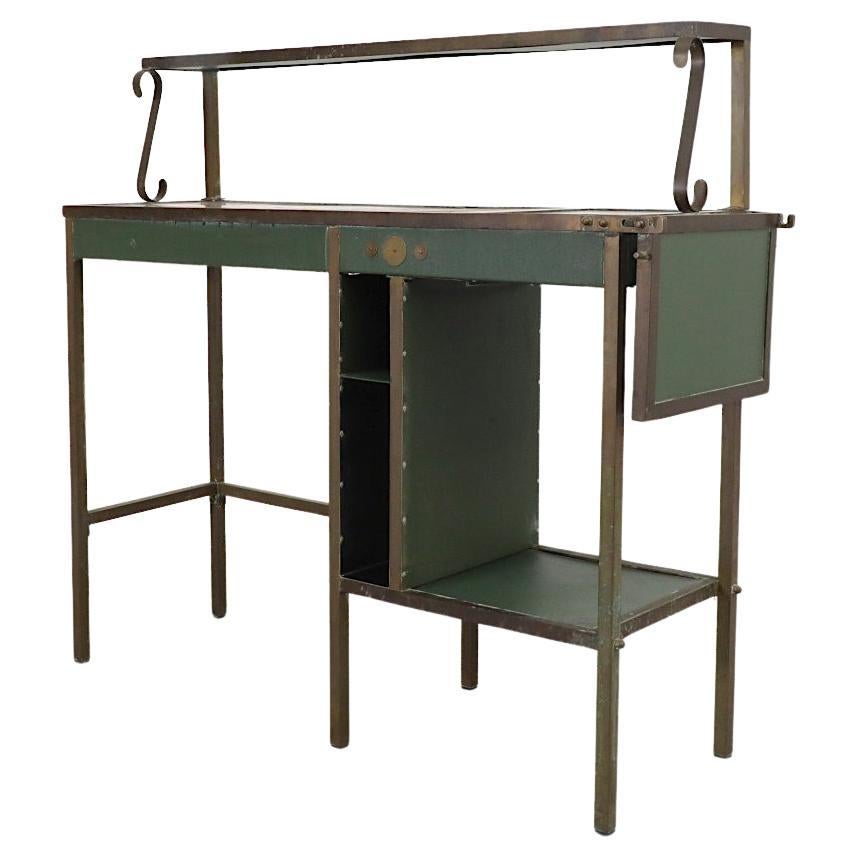 Bar o stazione di coltivazione belga verde vintage con accenti in ottone in vendita