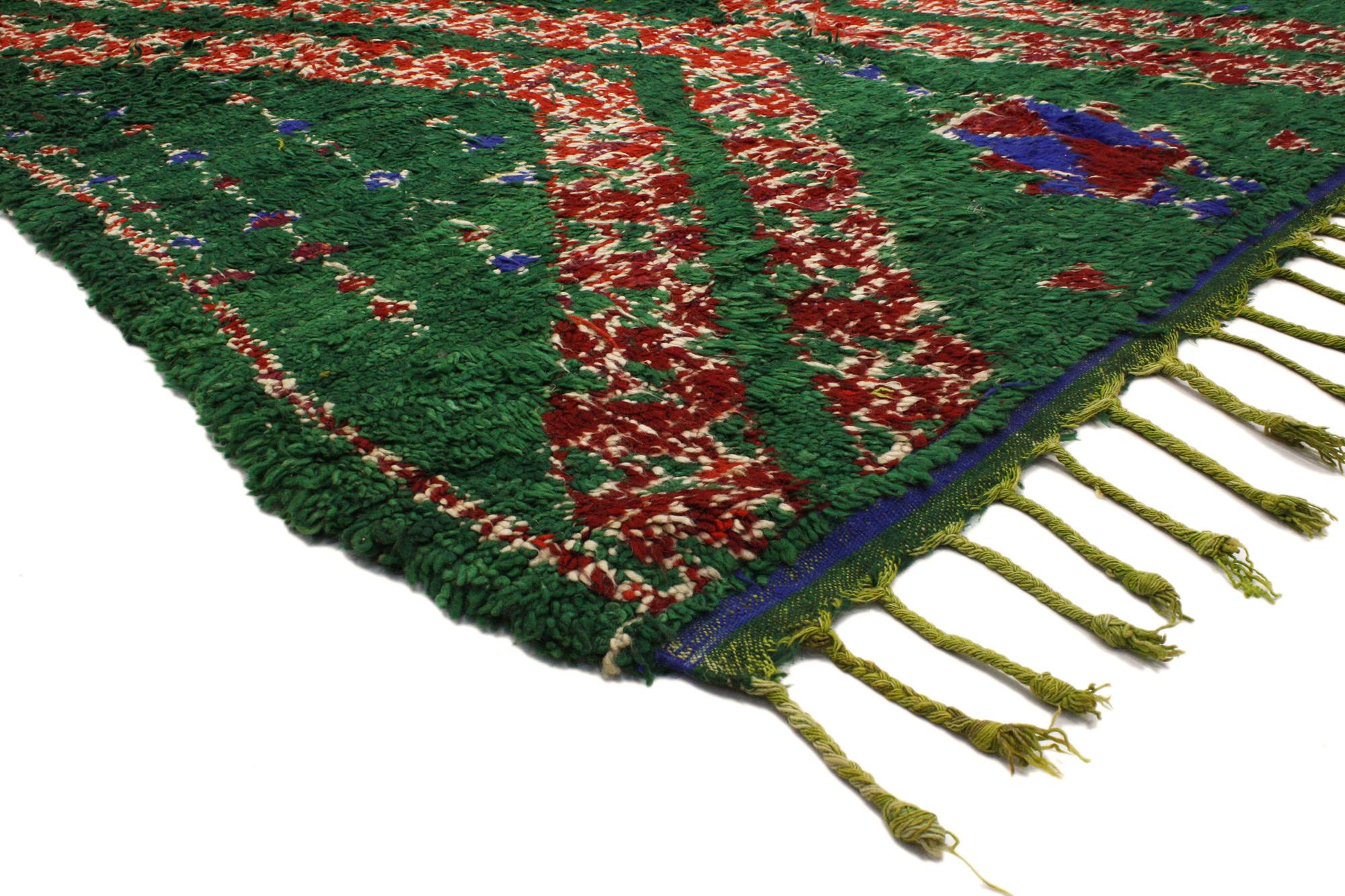 20322 Tapis marocain Beni MGuild vert vintage, 06'01 x 10'09. 
Le Boho Chic rencontre le Design/One dans ce tapis marocain Beni MGuild vert en laine nouée à la main. Le symbolisme de la tribu berbère et la palette de couleurs audacieuses tissées