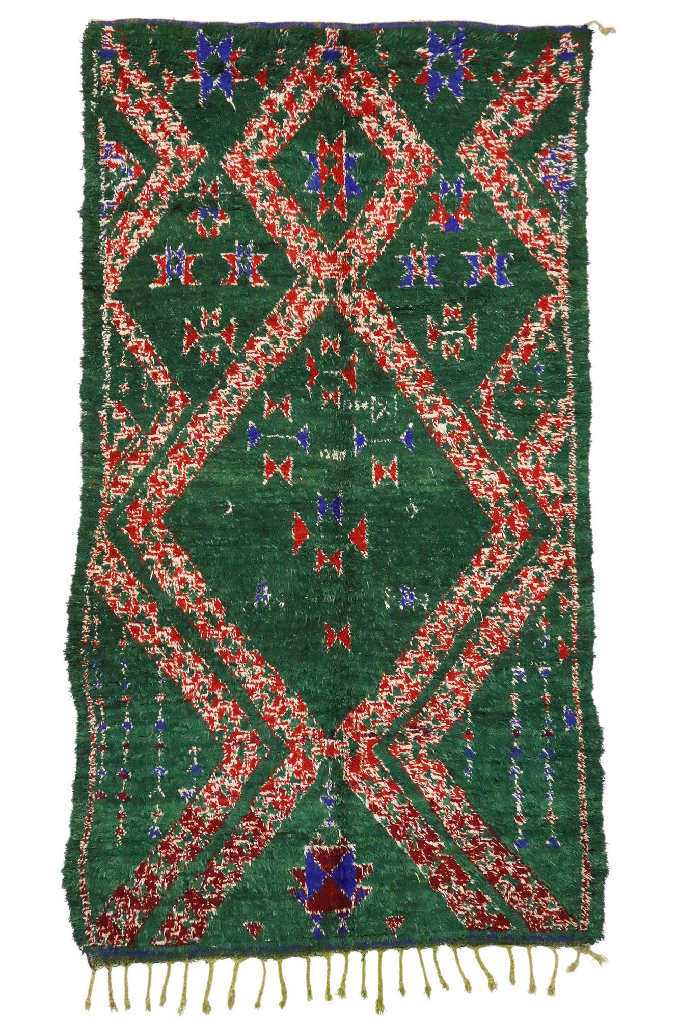 Marokkanischer Beni MGuild Vintage-Teppich in Grün, Boho Chic Meets Biophilic Design, Grün (20. Jahrhundert) im Angebot