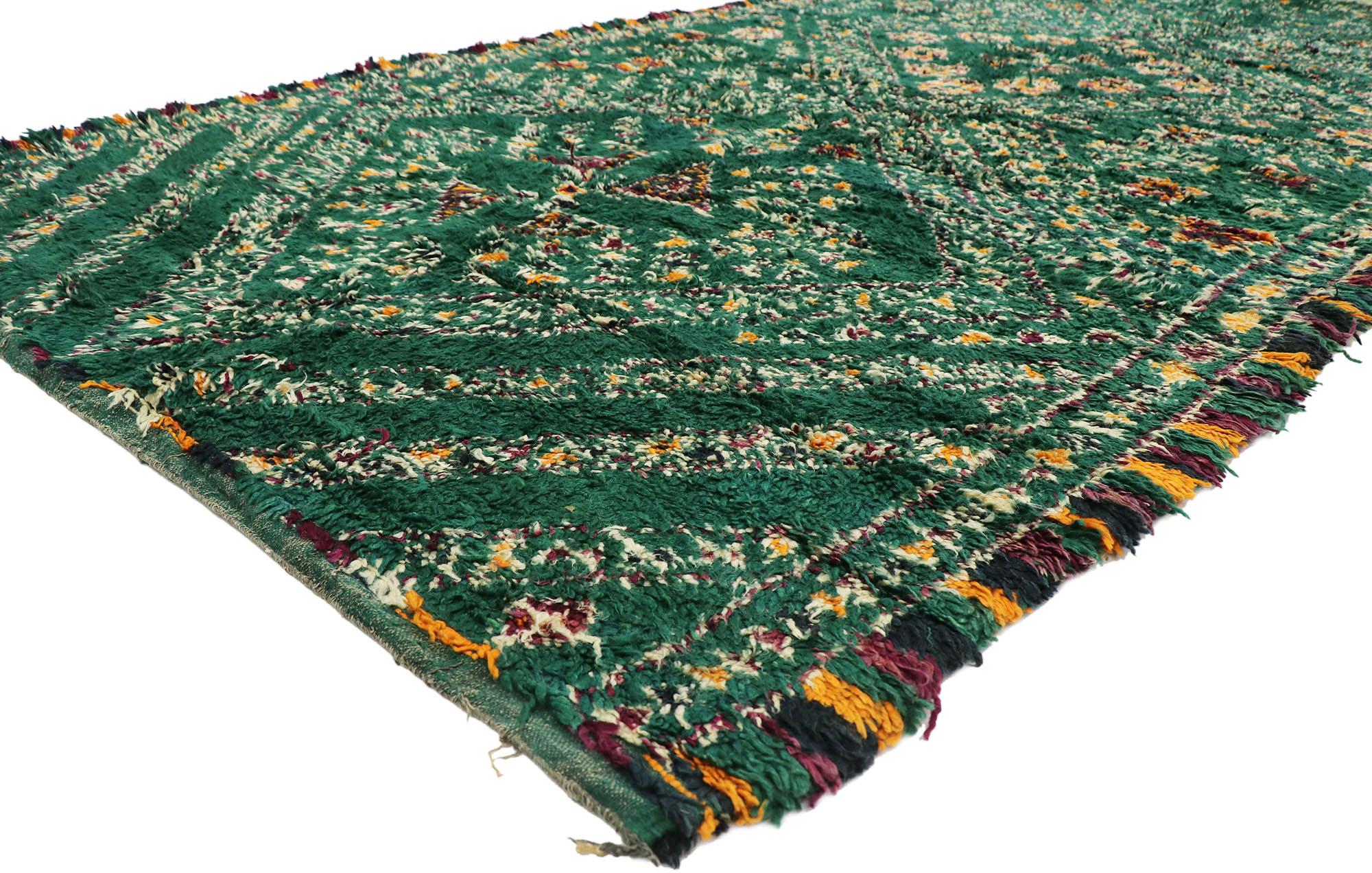 21322 Vintage grün Beni M'Guild marokkanischen Teppich mit Jungalow Stil 07'00 x 14'00. Mit seinem kühnen, ausdrucksstarken Design, seinen unglaublichen Details und seiner Textur ist dieser handgeknüpfte grüne Beni M'Guild Marokko-Teppich aus Wolle