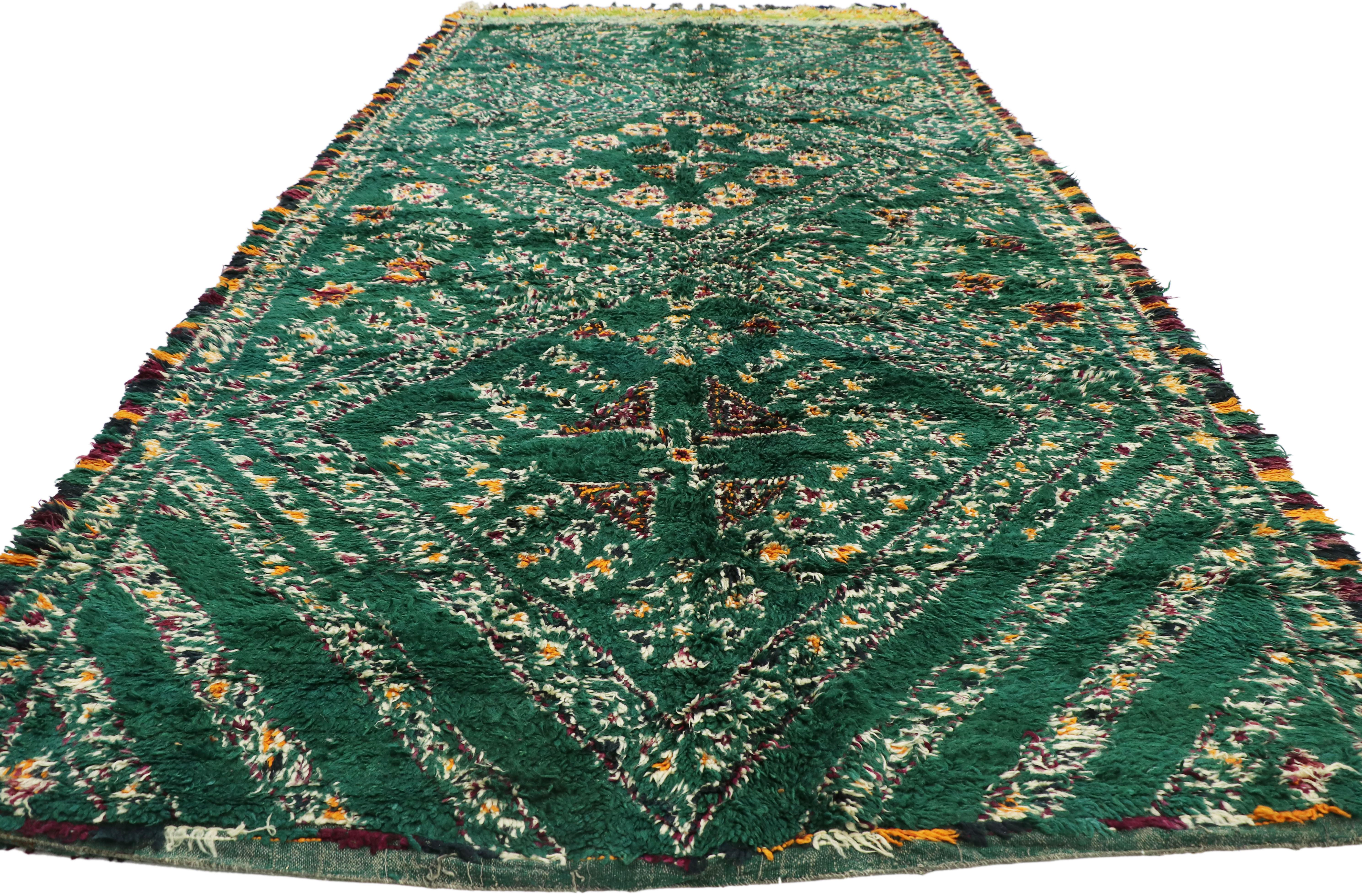 Marokkanischer Beni M'Guild-Teppich im Vintage-Stil, Boho Chic Meets Stammeskunst-Enchantment, Grün (Böhmisch) im Angebot