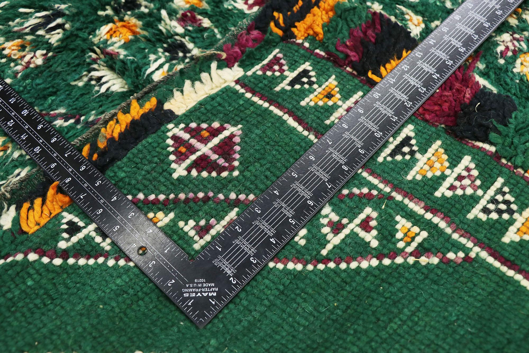 Marokkanischer Beni M'Guild-Teppich im Vintage-Stil, Boho Chic Meets Stammeskunst-Enchantment, Grün im Zustand „Gut“ im Angebot in Dallas, TX