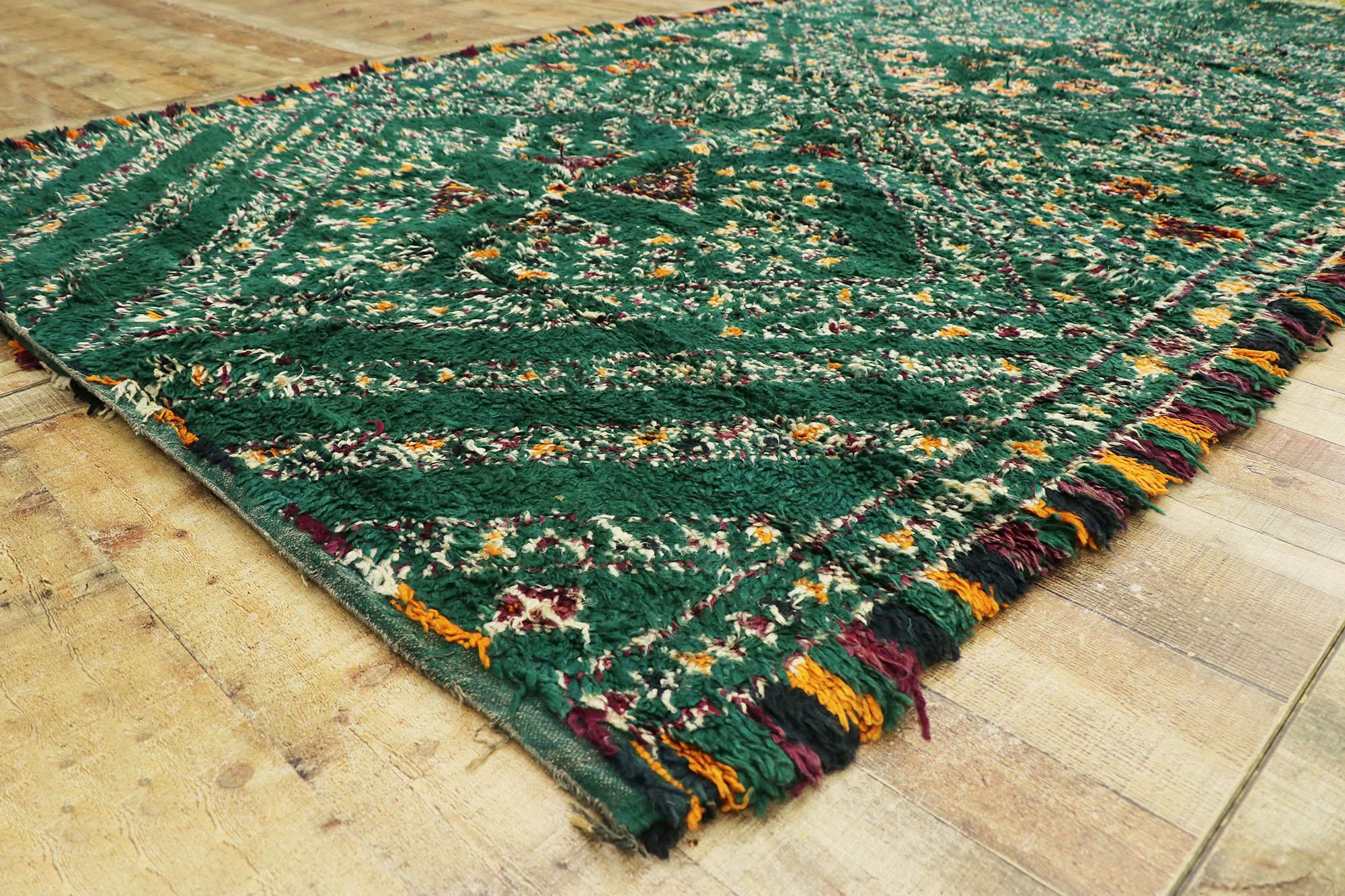 Marokkanischer Beni M'Guild-Teppich im Vintage-Stil, Boho Chic Meets Stammeskunst-Enchantment, Grün (Handgeknüpft) im Angebot