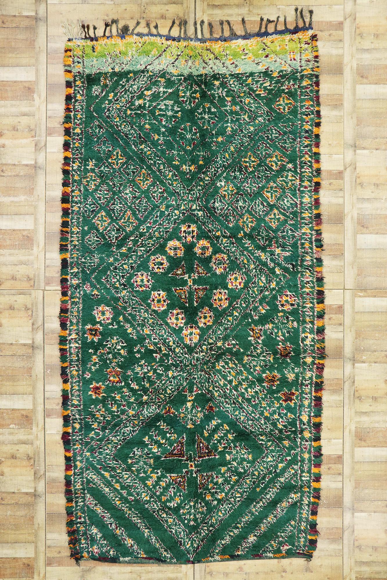 Marokkanischer Beni M'Guild-Teppich im Vintage-Stil, Boho Chic Meets Stammeskunst-Enchantment, Grün im Angebot 1