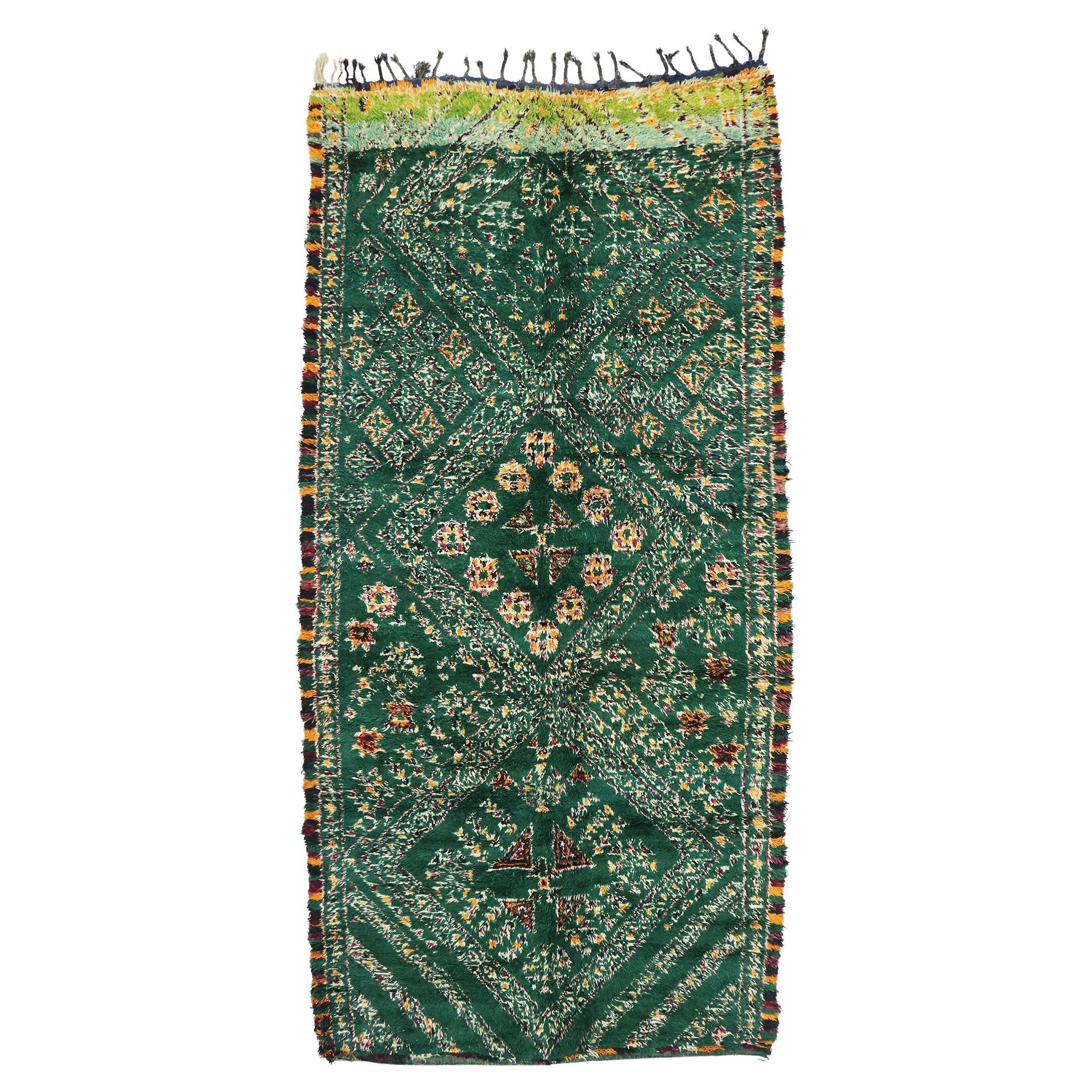 Marokkanischer Beni M'Guild-Teppich im Vintage-Stil, Boho Chic Meets Stammeskunst-Enchantment, Grün im Angebot