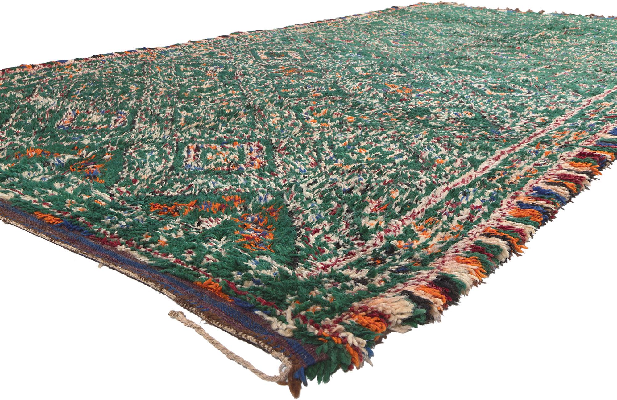 20662 Tapis marocain Beni MGuild vert vintage, 06'05 x 12'06. Les tapis Beni Mguild sont fabriqués par des femmes berbères de la tribu des Ait M'Guild dans les montagnes de l'Atlas au Maroc. Ils sont fabriqués en laine de haute qualité selon