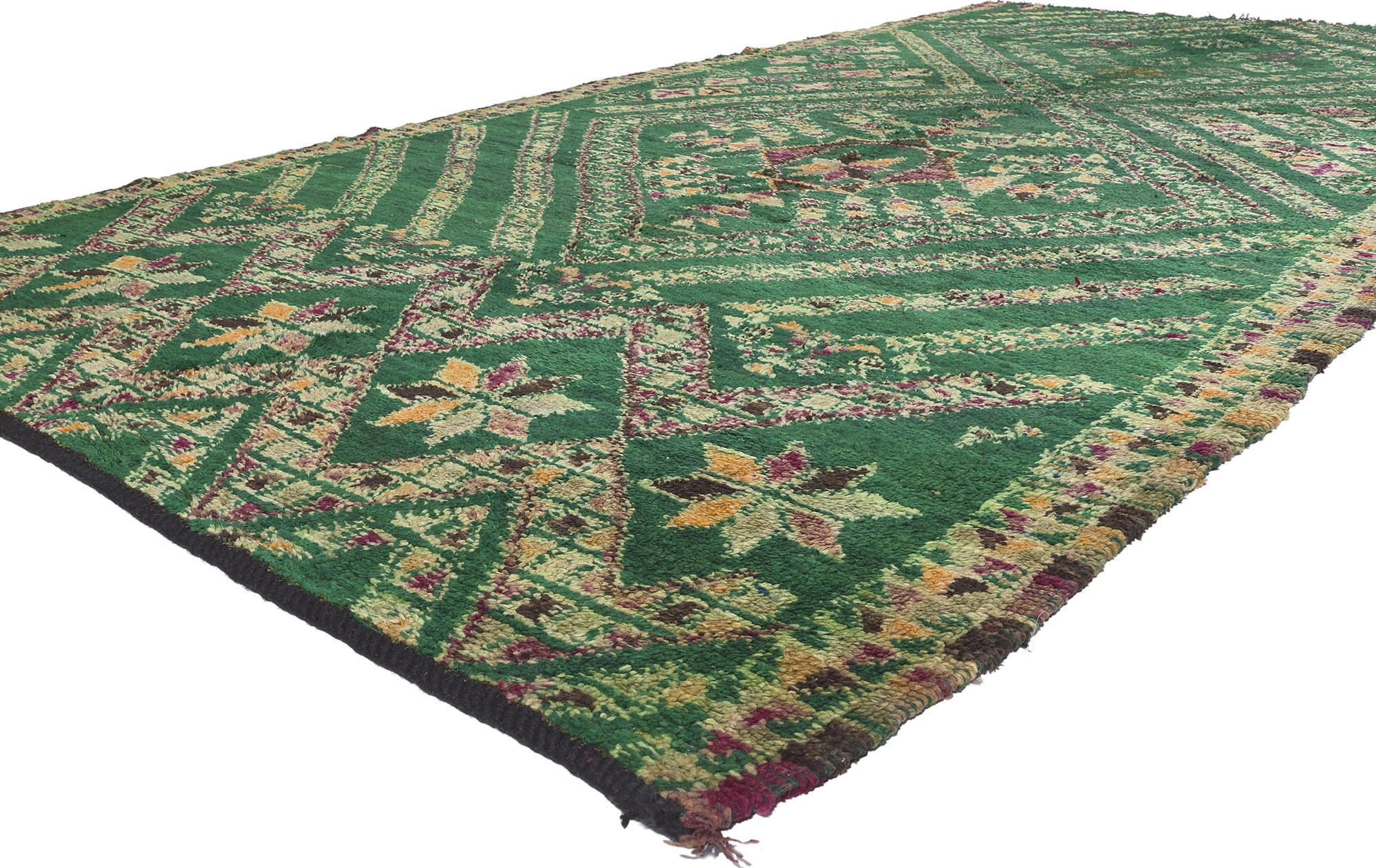 20124 Vintage Grün Beni MGuild Marokkanischer Teppich, 06'03 x 12'08. Tauchen Sie ein in die harmonische Umarmung des von der Natur inspirierten biophilen Designs, das nahtlos mit dem Boho-Chic dieses handgeknüpften marokkanischen Wollteppichs im
