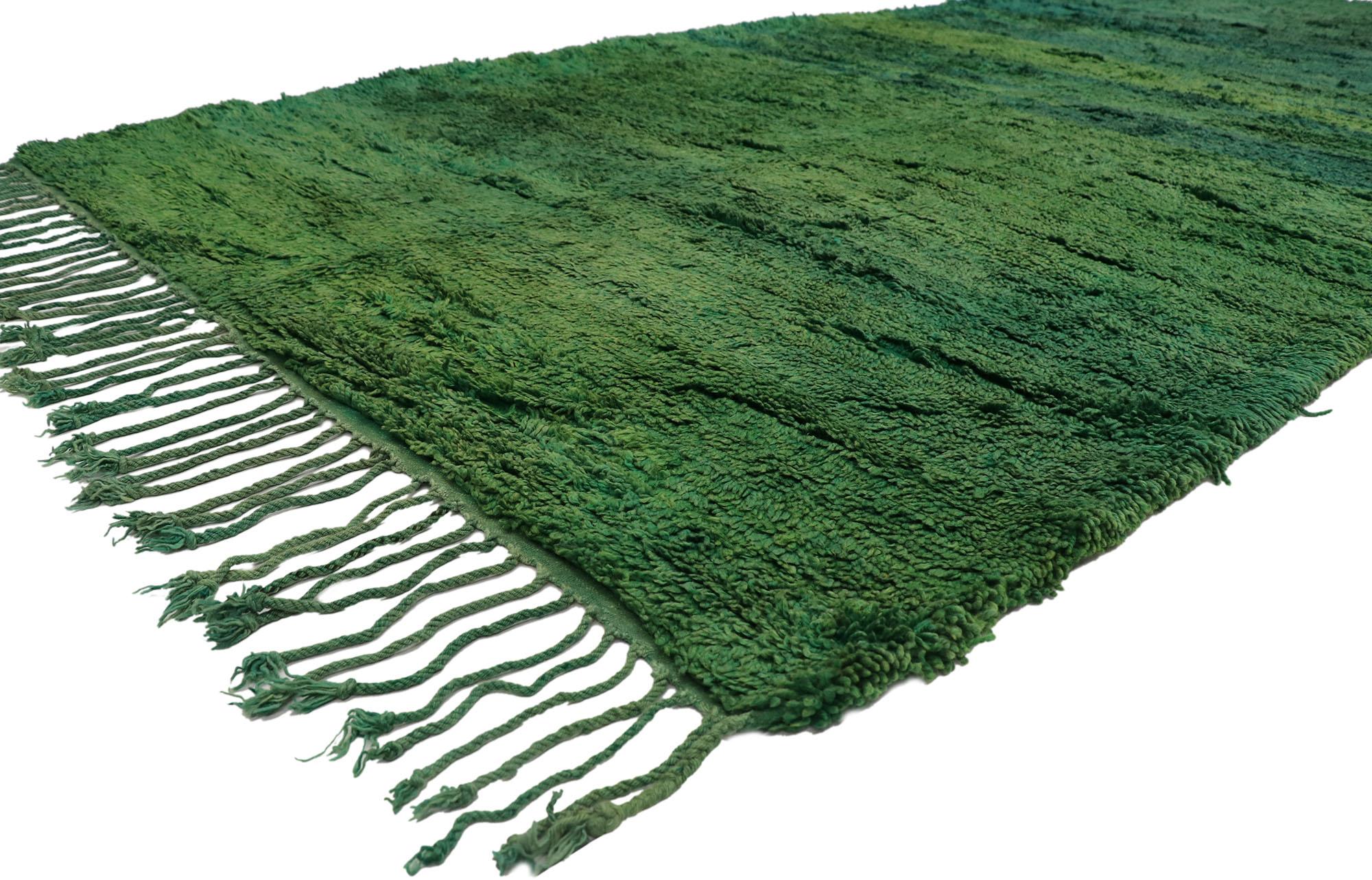 21327 Alfombra marroquí Beni Mrirt verde vintage de estilo bohemio tropical 07'01 x 14'05. Con su sencillez, su pelo afelpado y su estilo tribal, esta alfombra marroquí vintage Beni Mrirt de lana anudada a mano es una cautivadora visión de la