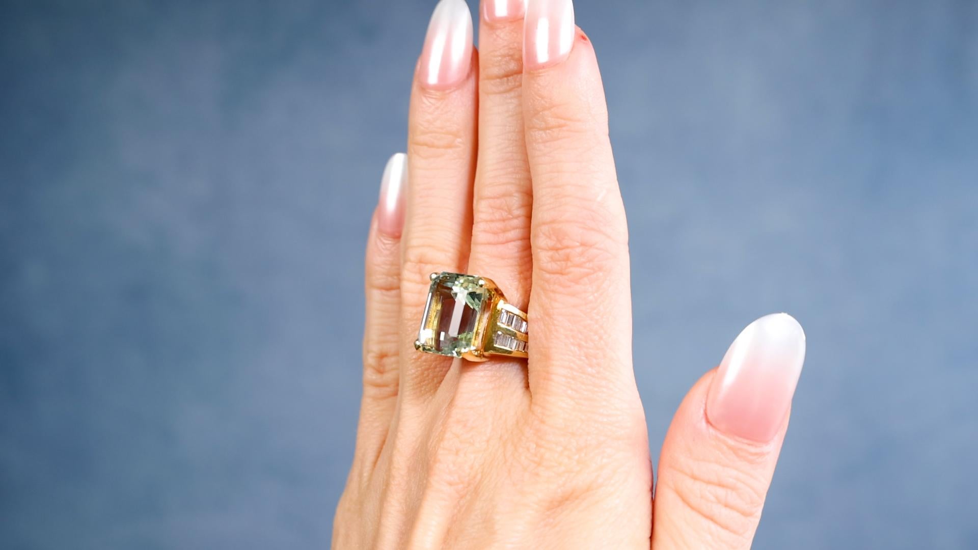 Ring aus 18 Karat Gelbgold mit grünem Beryll und Diamant (Baguetteschliff) im Angebot