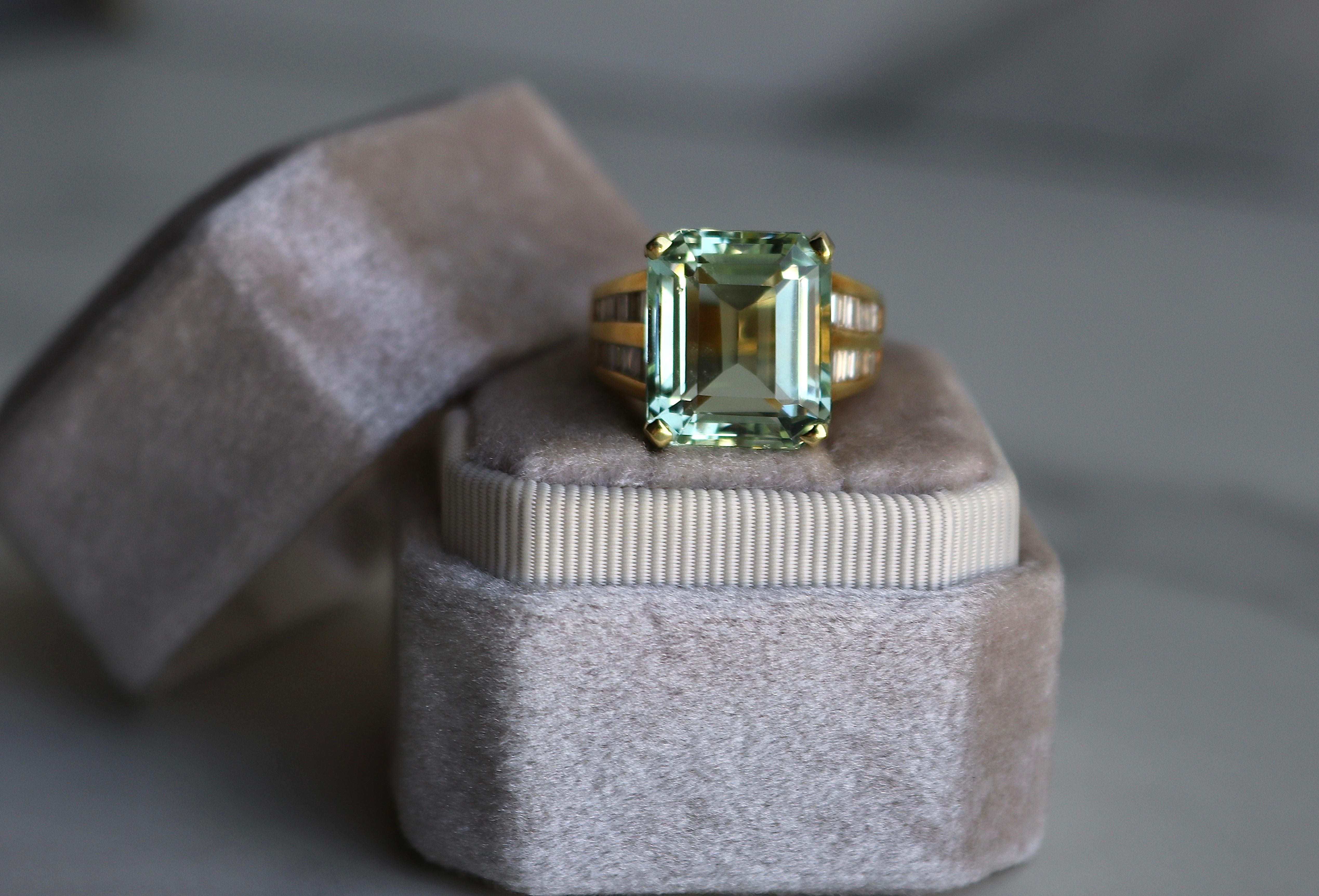 Ring aus 18 Karat Gelbgold mit grünem Beryll und Diamant für Damen oder Herren im Angebot