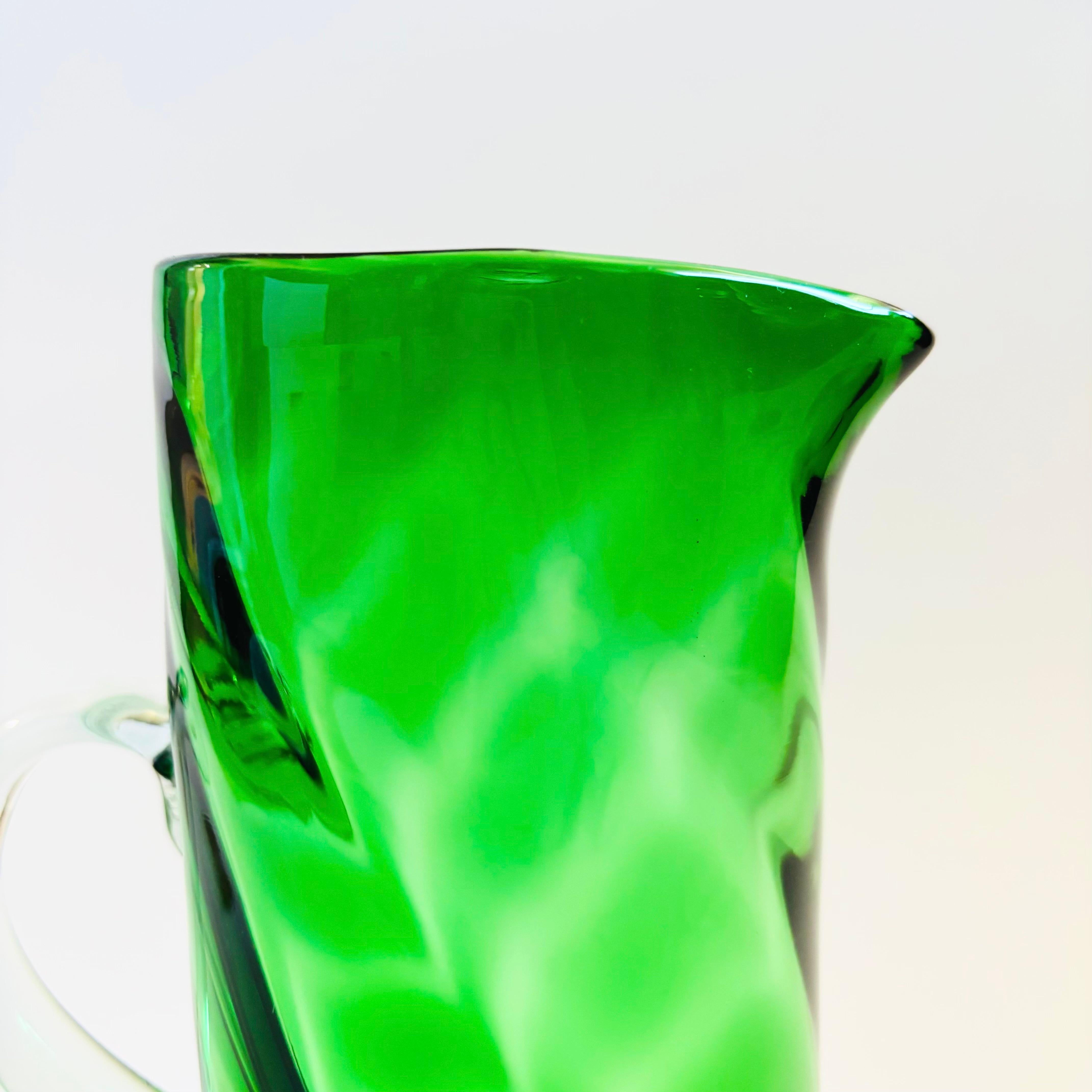 Vintage Grün geblasen Glas Krug im Zustand „Gut“ im Angebot in Fairfield, CA