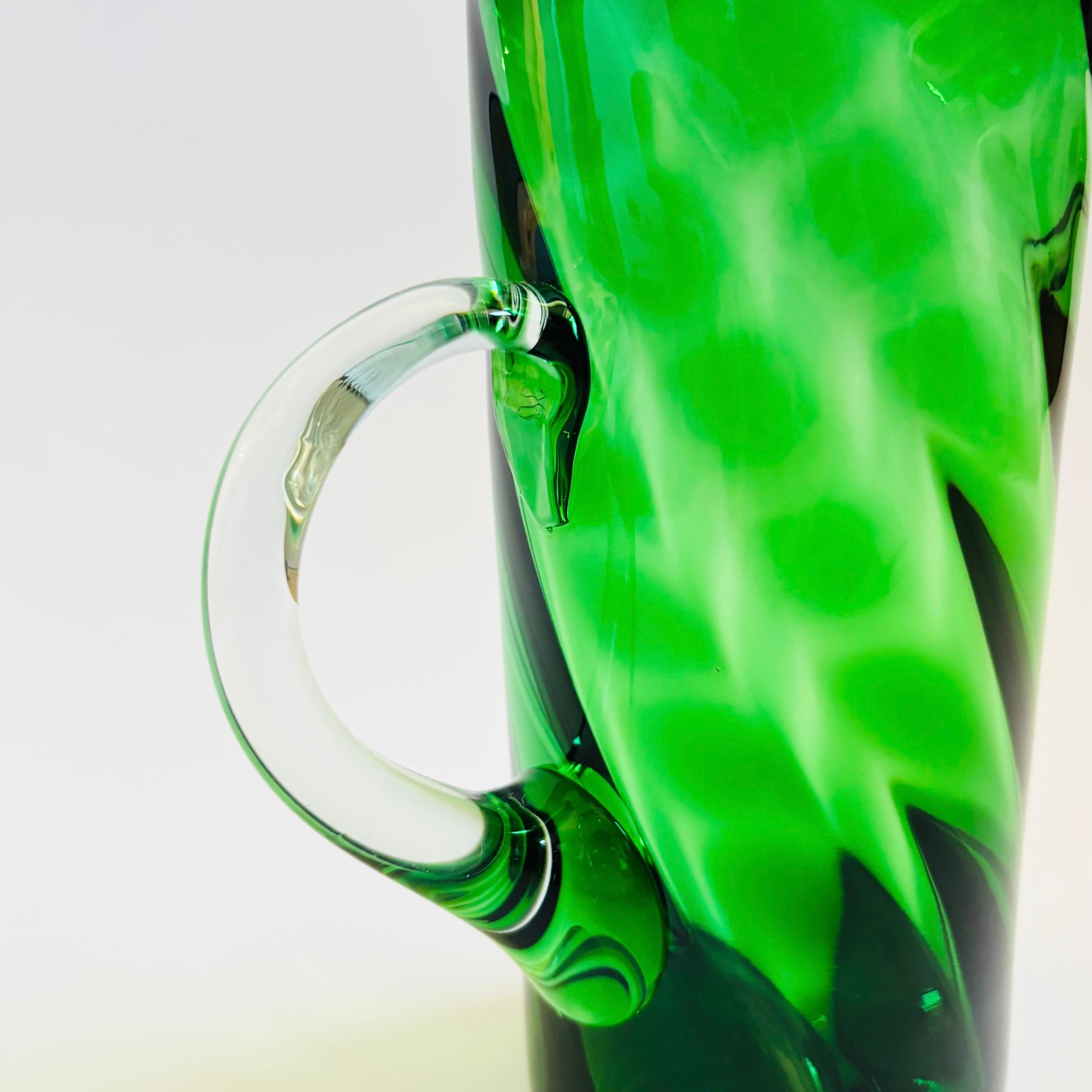 Vintage Grün geblasen Glas Krug (20. Jahrhundert) im Angebot