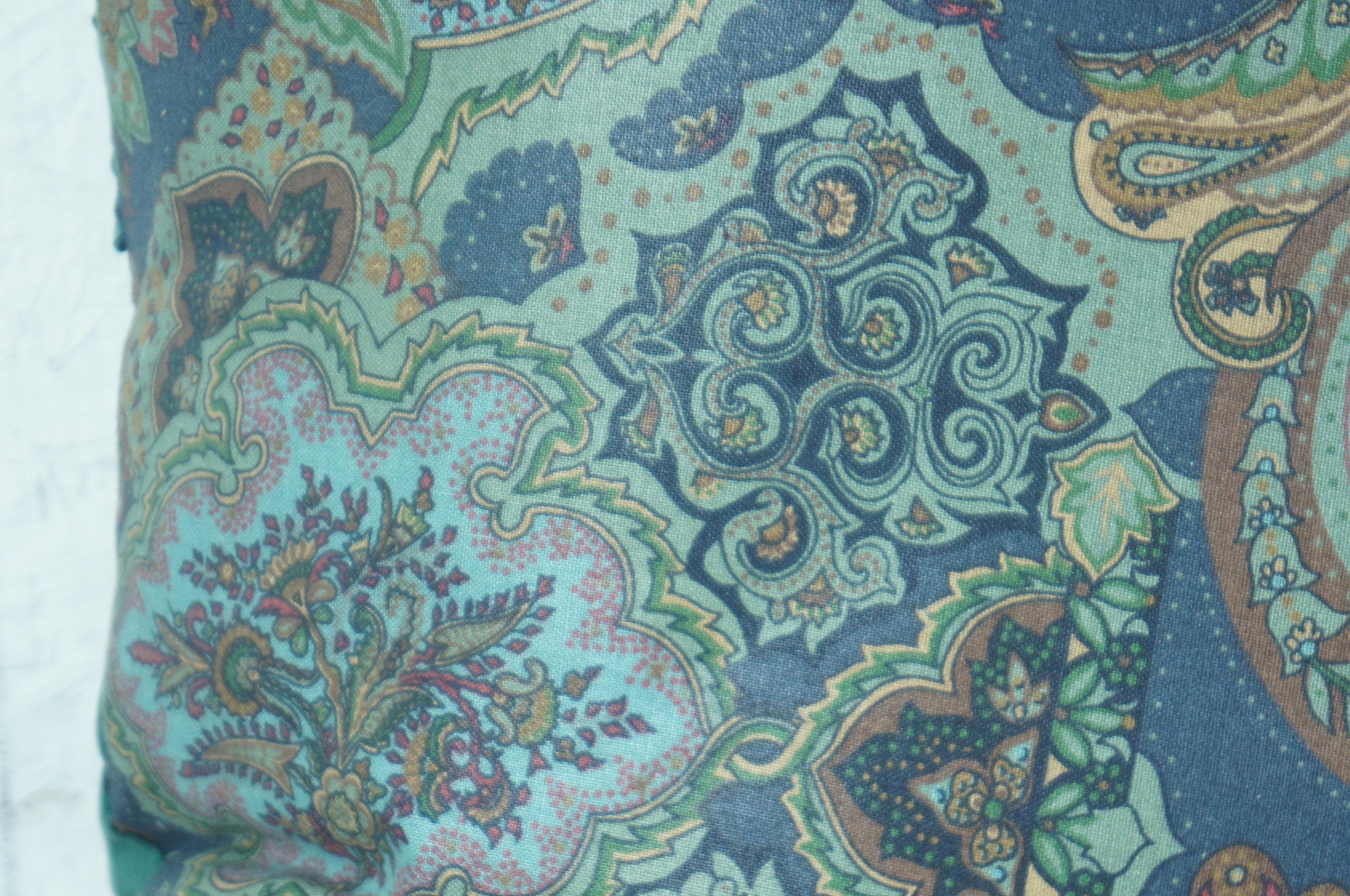 Oreiller d'appoint vintage en lin vert et bleu avec motif Paisley Fiber Fill en vente 3