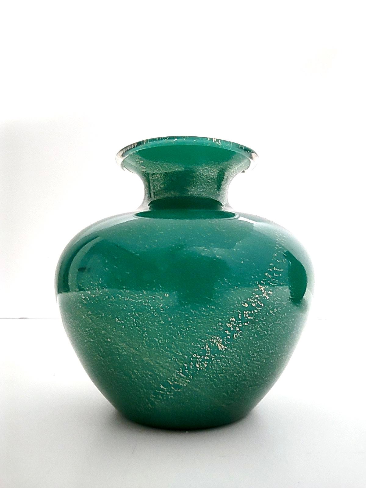 Vintage Green Cased Alga Glass Vase with Gold Leaf by Tomaso Buzzi for Venini In Excellent Condition For Sale In Bresso, Lombardy