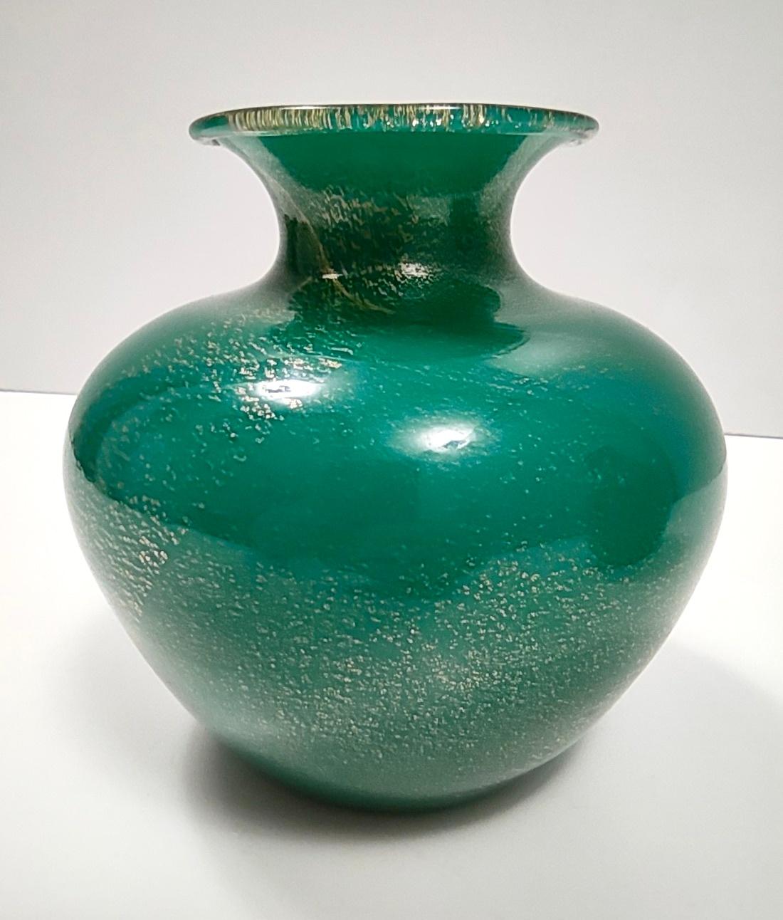 Mid-20th Century Vintage Green Cased Alga Glass Vase with Gold Leaf by Tomaso Buzzi for Venini For Sale