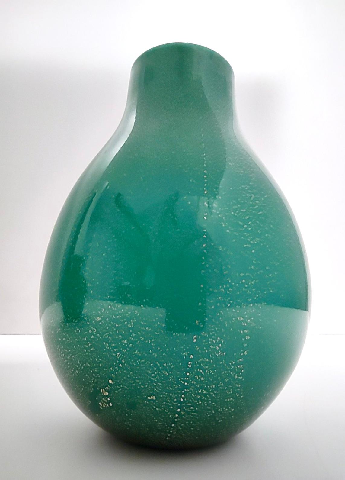 Milieu du XXe siècle Vase vintage en verre d'alga avec boîtier vert et feuille d'or de Tomaso Buzzi pour Venini en vente