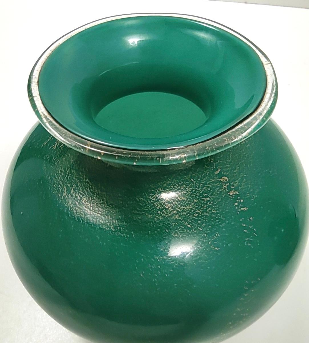 Vintage Green Cased Alga Glass Vase with Gold Leaf by Tomaso Buzzi for Venini For Sale 1