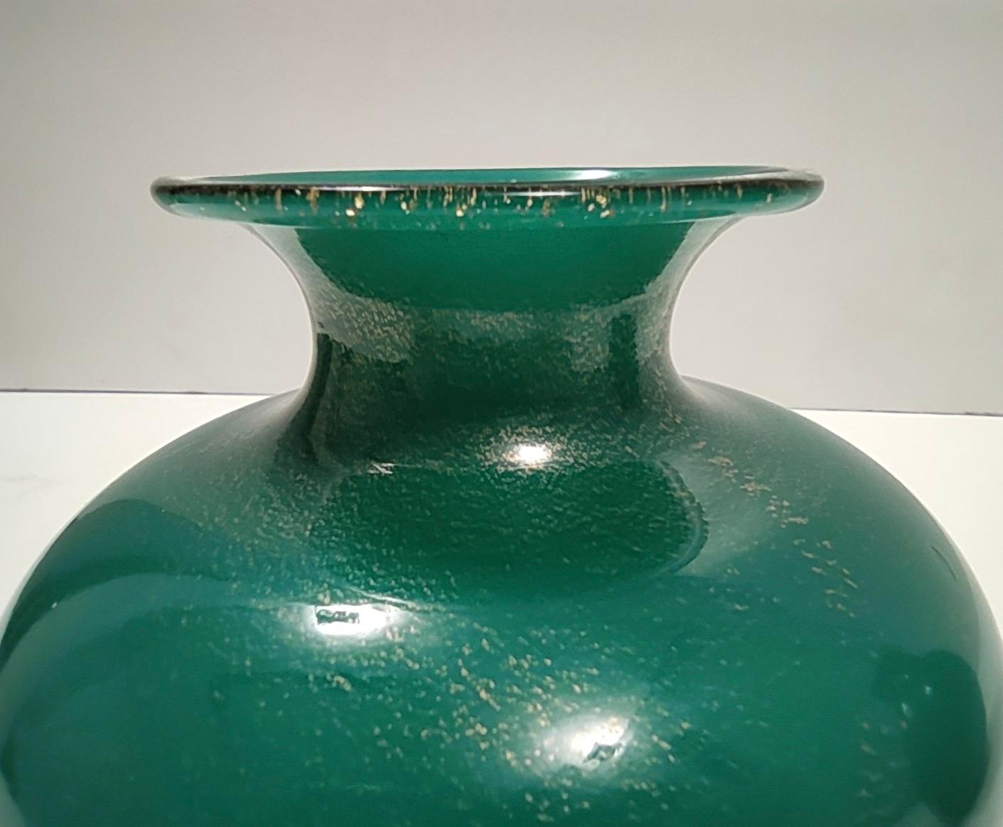 Vintage Green Cased Alga Glass Vase with Gold Leaf by Tomaso Buzzi for Venini For Sale 2