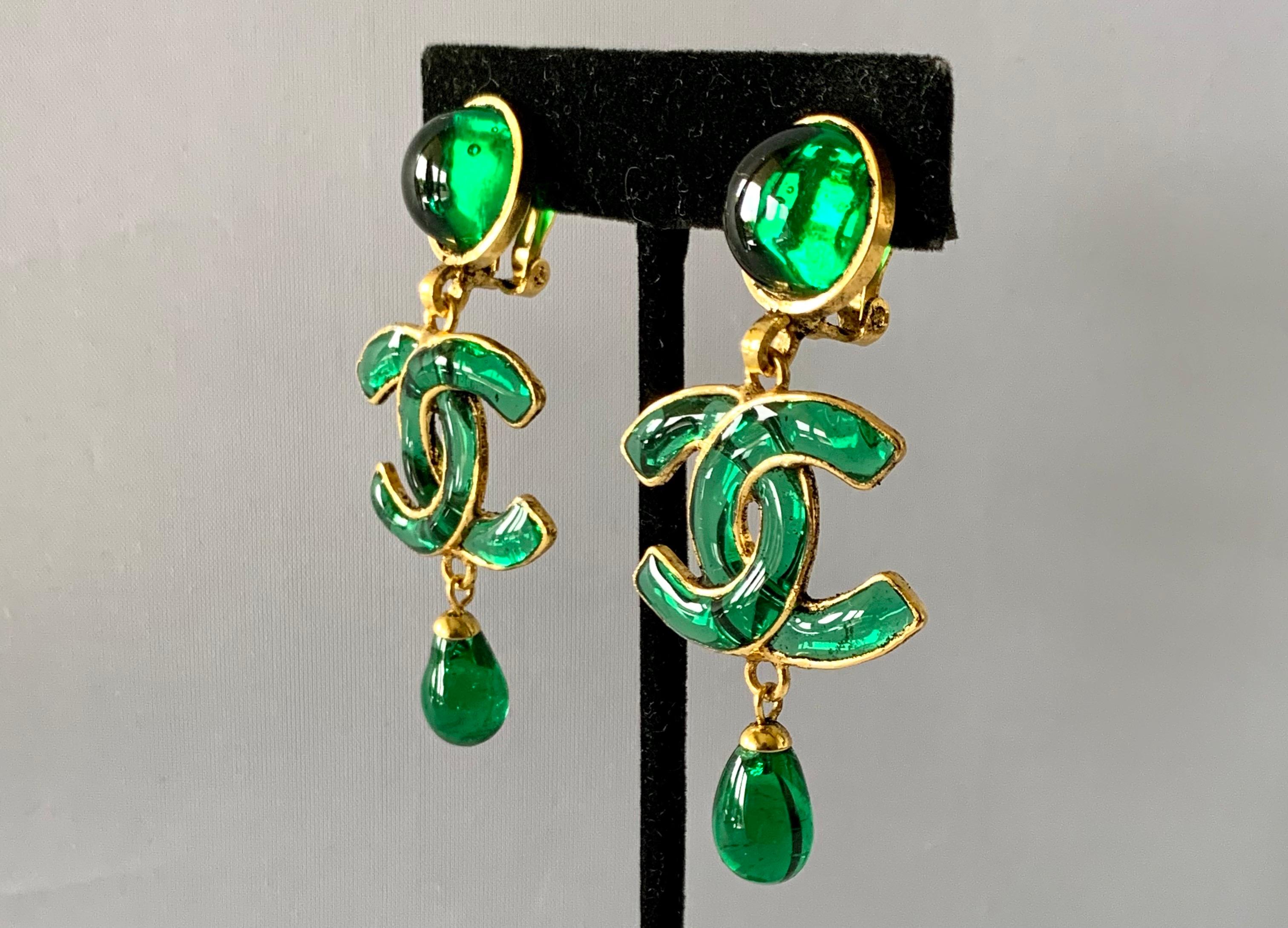 Vintage Chanel drop clip-on earrings comprised out of gilt metal 