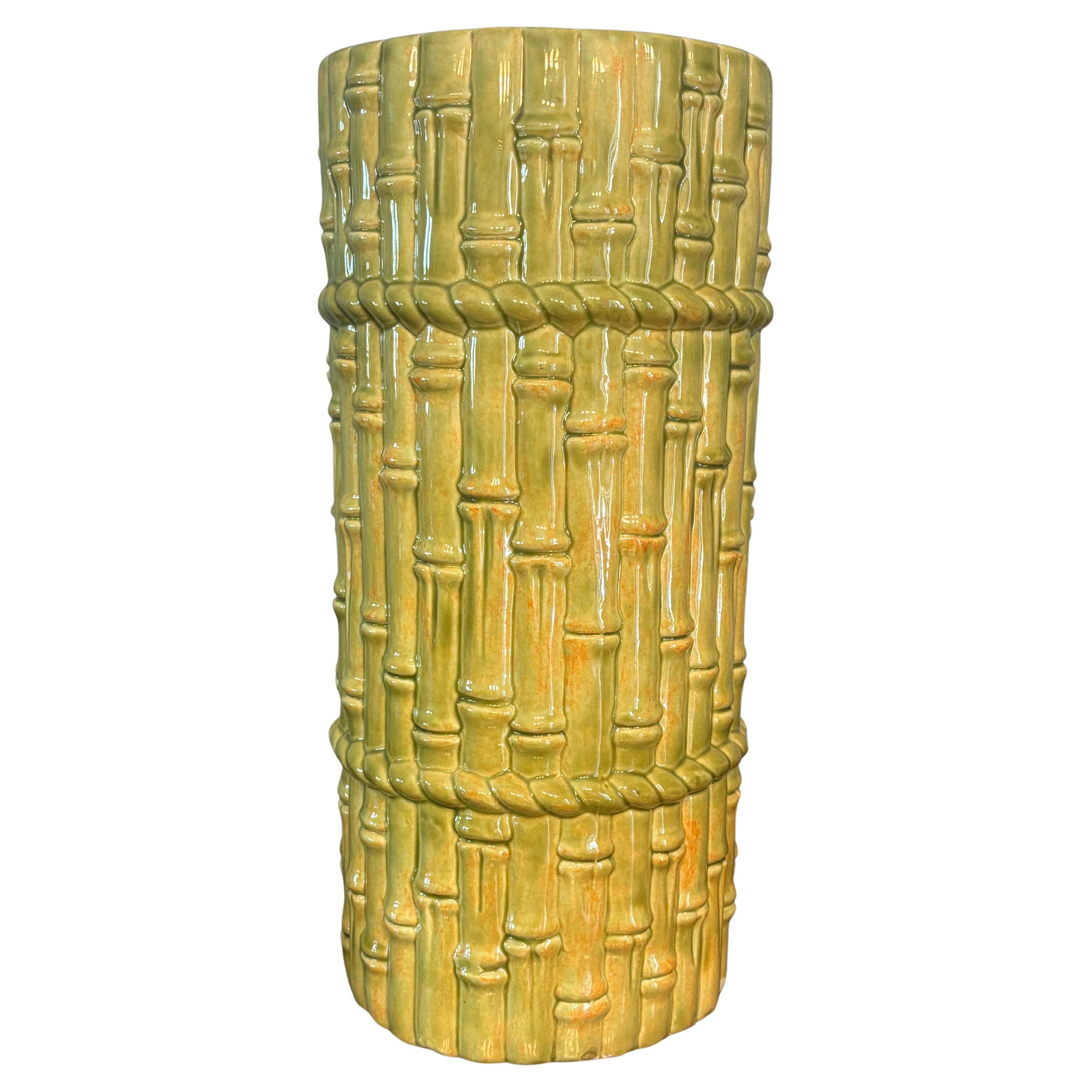 Porte-parapluies vintage en céramique verte et en faux bambou en vente