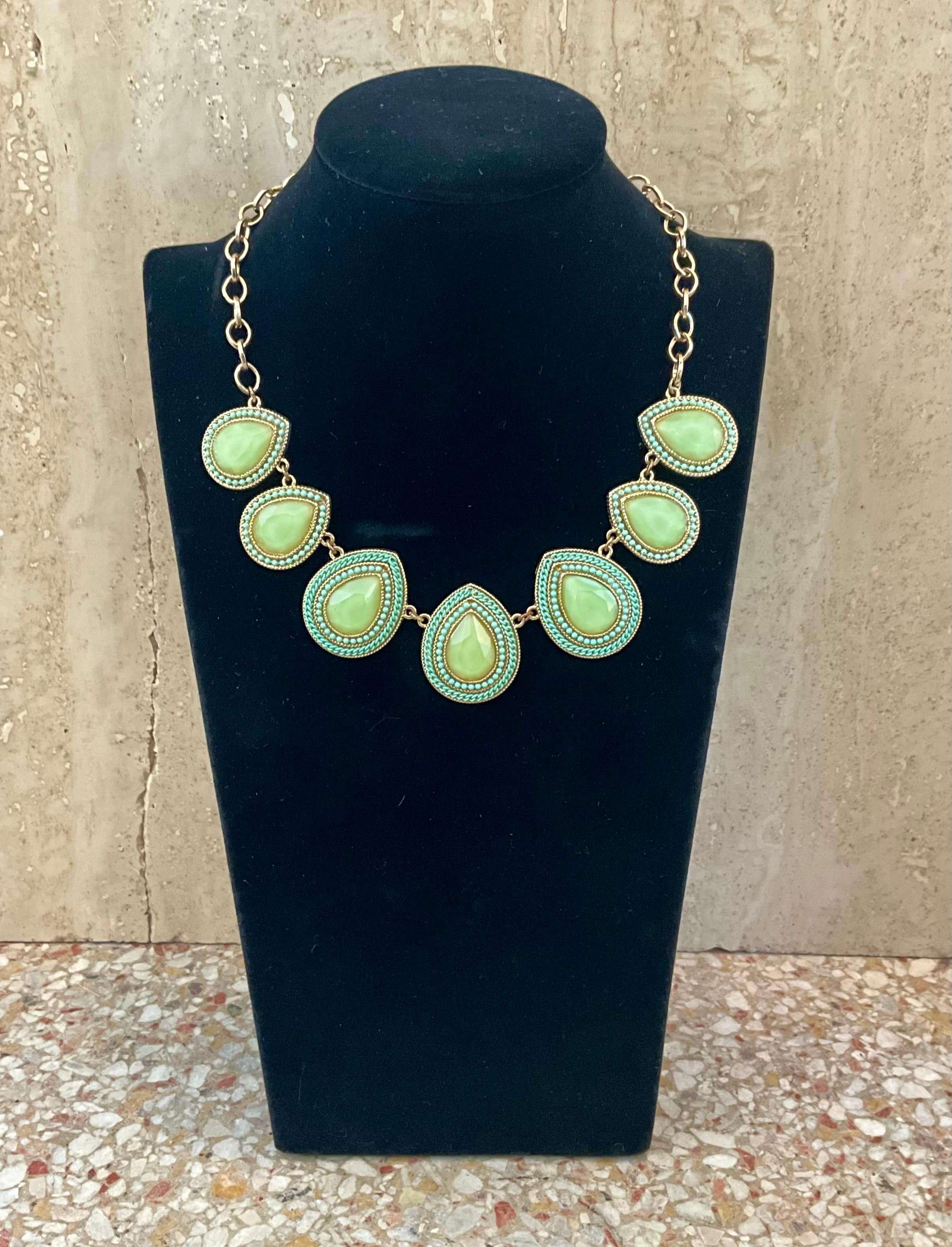 Questa collana vintage con colletto verde è un gioiello audace e accattivante. In genere, una collana di questo tipo combina la ricca e vibrante tonalità del verde con un design che evoca un senso di nostalgia o di fascino antico.

Il design del