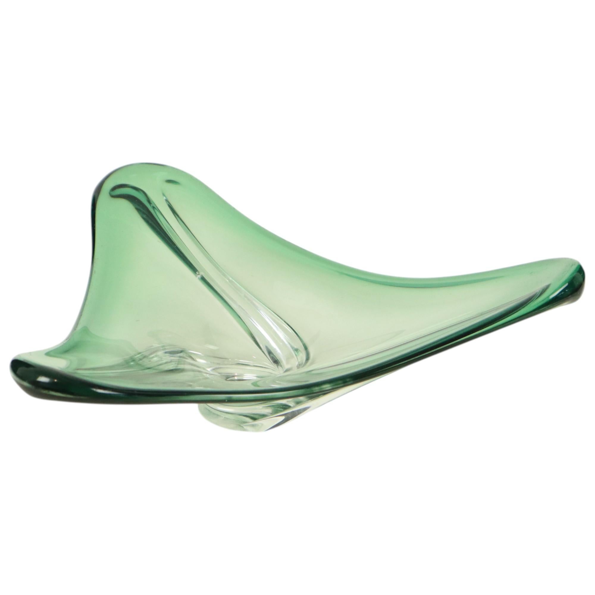 Beautiful vintage green crystal bowl, fruit bowl or vide poche by Val Saint Lambert, early 60s, Belgium, marked on the bottom.

Beautiful swirl design, this timeless design object is in good used vintage condition, a small star or chip on the