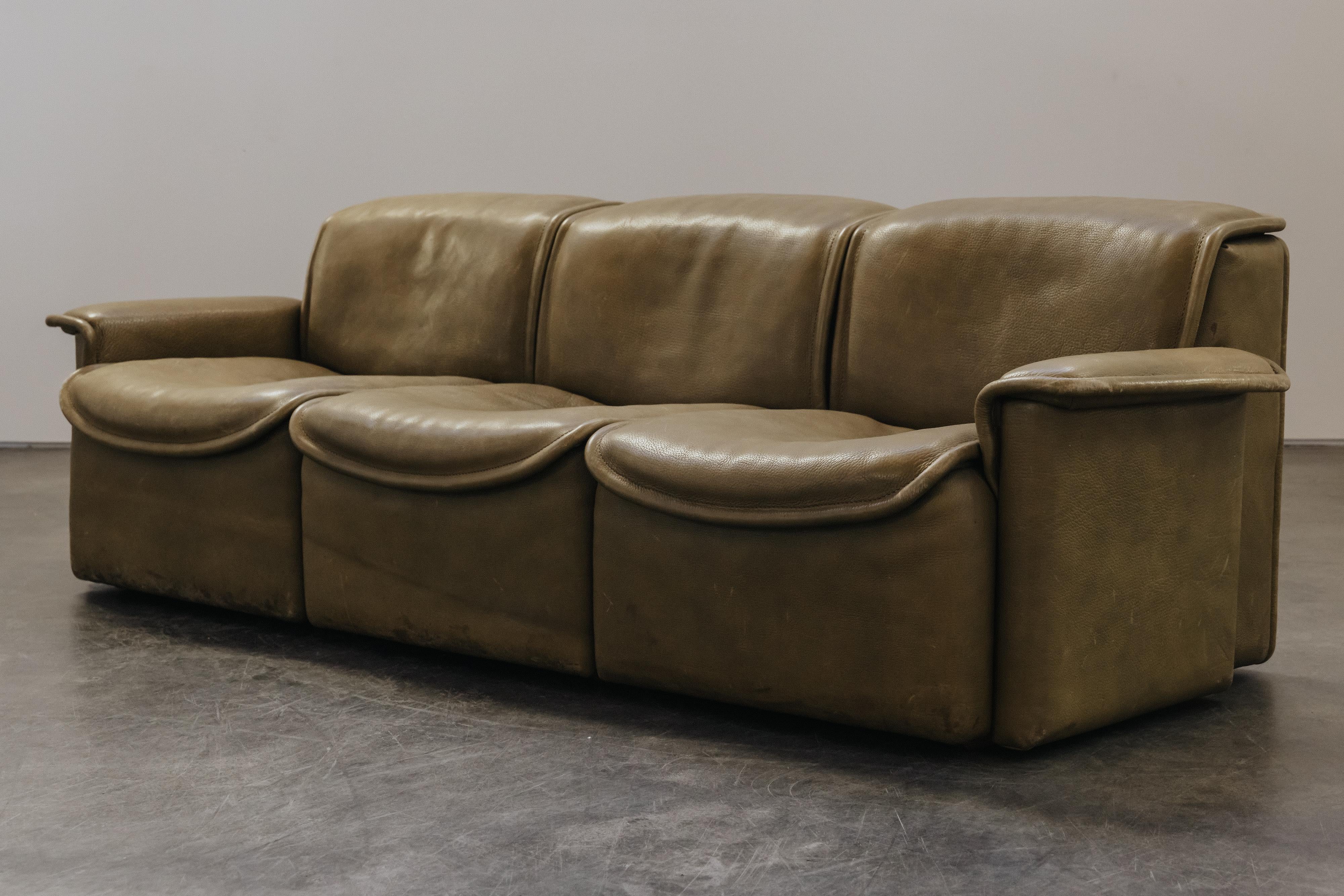 Canapé vintage en cuir vert de Sede provenant de Suisse, Circa 1970.  Sellerie d'origine en cuir vert avec une très légère usure.