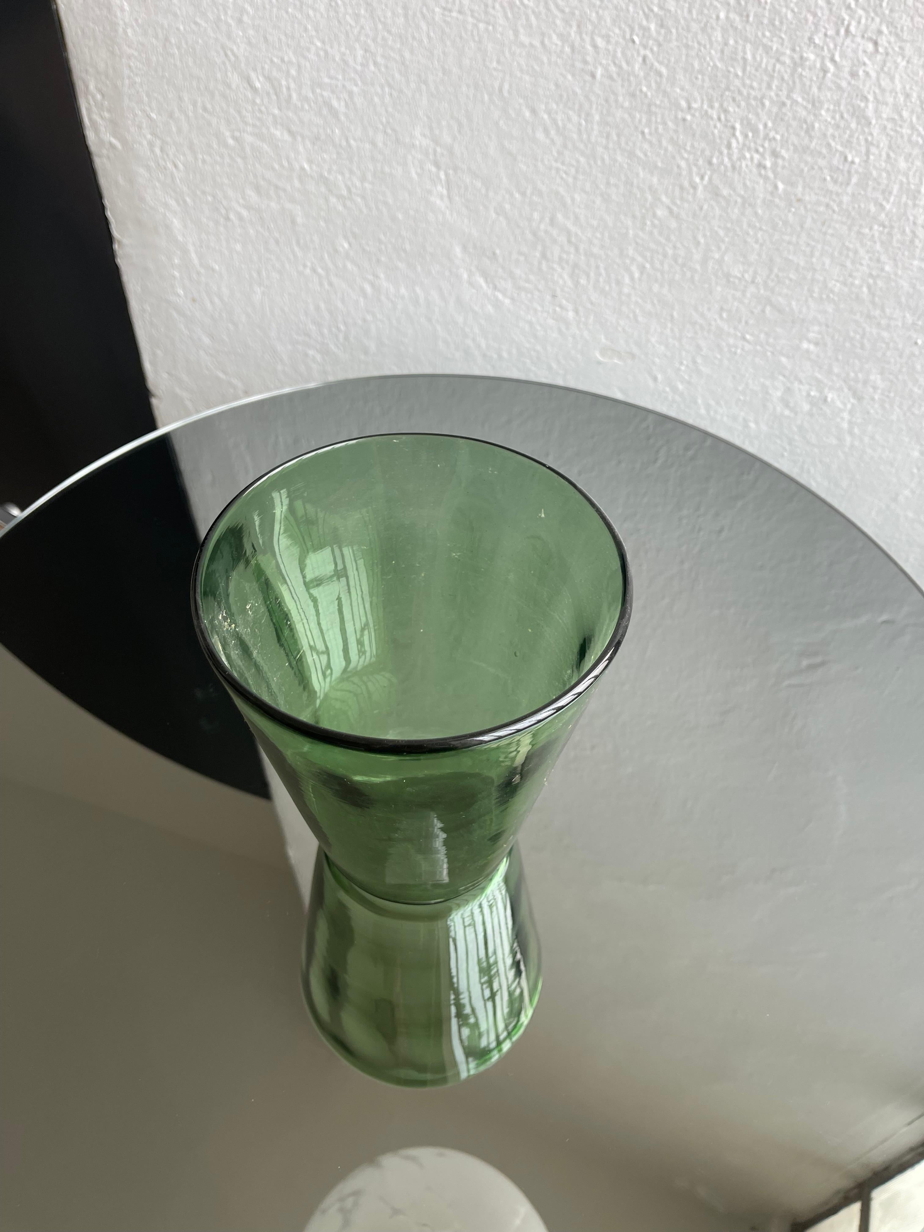 Mid-Century moderno Vaso decorativo verde d'epoca in vetro soffiato, Made in Italy, Vetrerie di Empoli in vendita