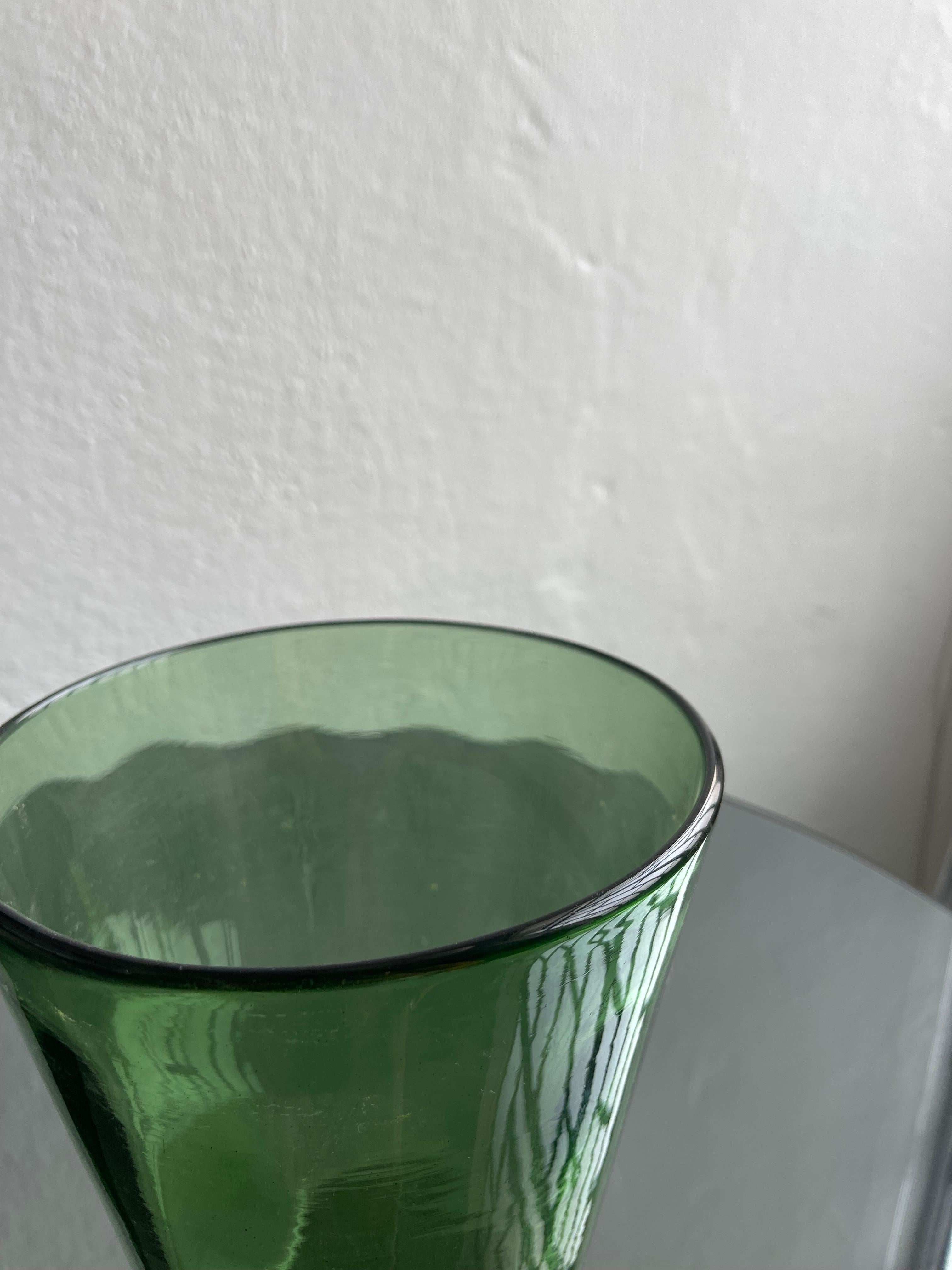 Italiano Vaso decorativo verde d'epoca in vetro soffiato, Made in Italy, Vetrerie di Empoli in vendita