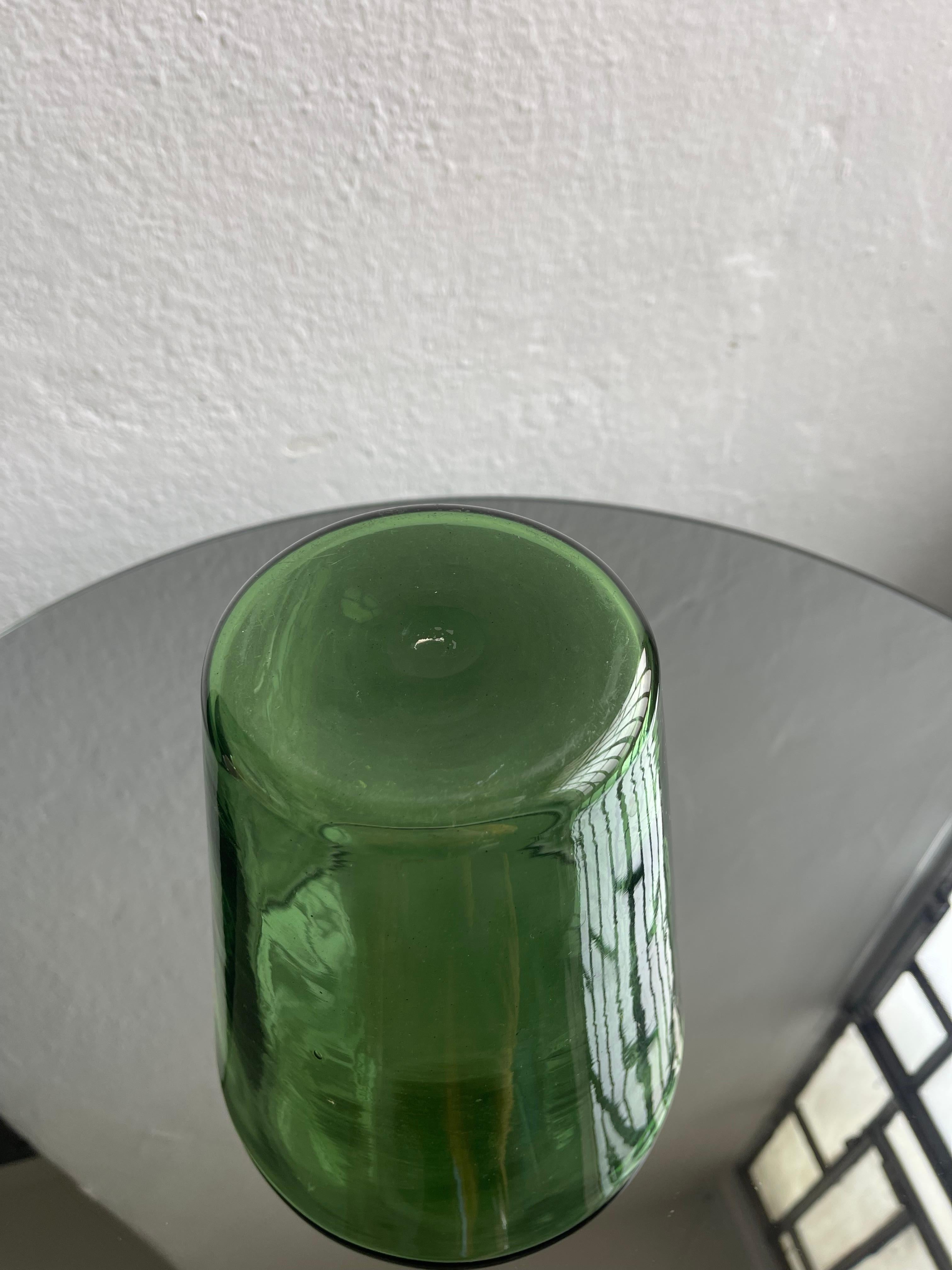 Vaso decorativo verde d'epoca in vetro soffiato, Made in Italy, Vetrerie di Empoli In condizioni buone in vendita a Milano, IT