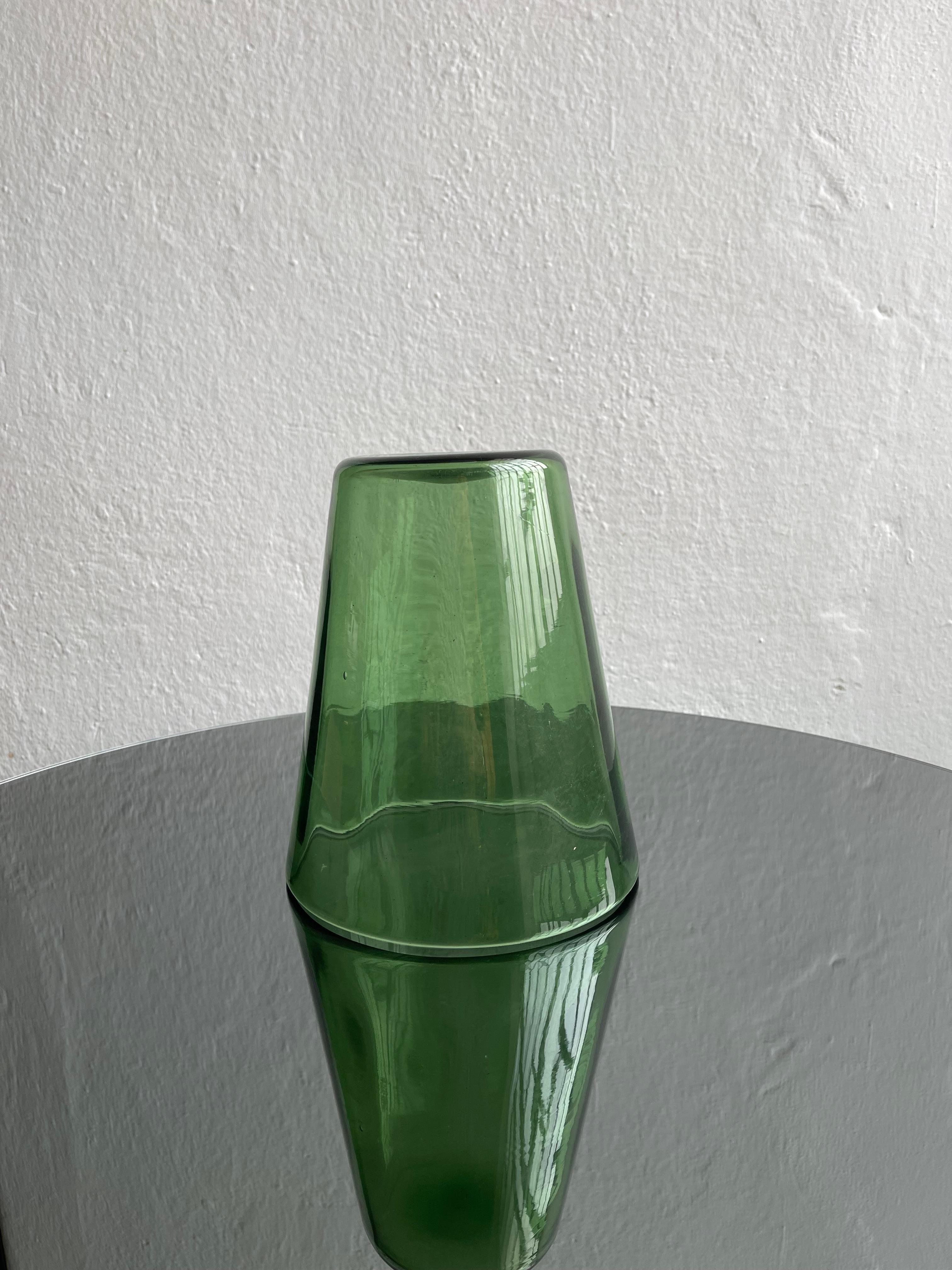 Metà XX secolo Vaso decorativo verde d'epoca in vetro soffiato, Made in Italy, Vetrerie di Empoli in vendita