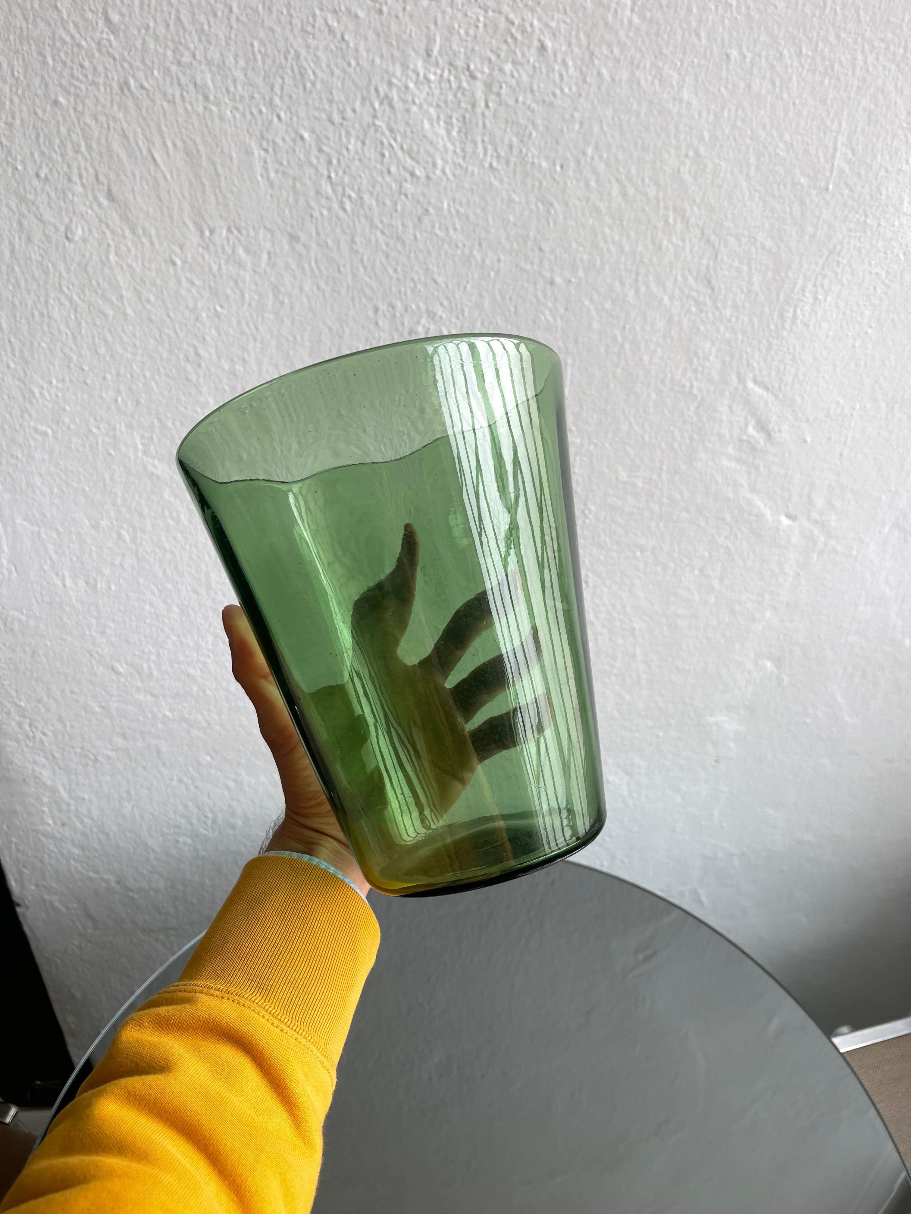Vetro Vaso decorativo verde d'epoca in vetro soffiato, Made in Italy, Vetrerie di Empoli in vendita