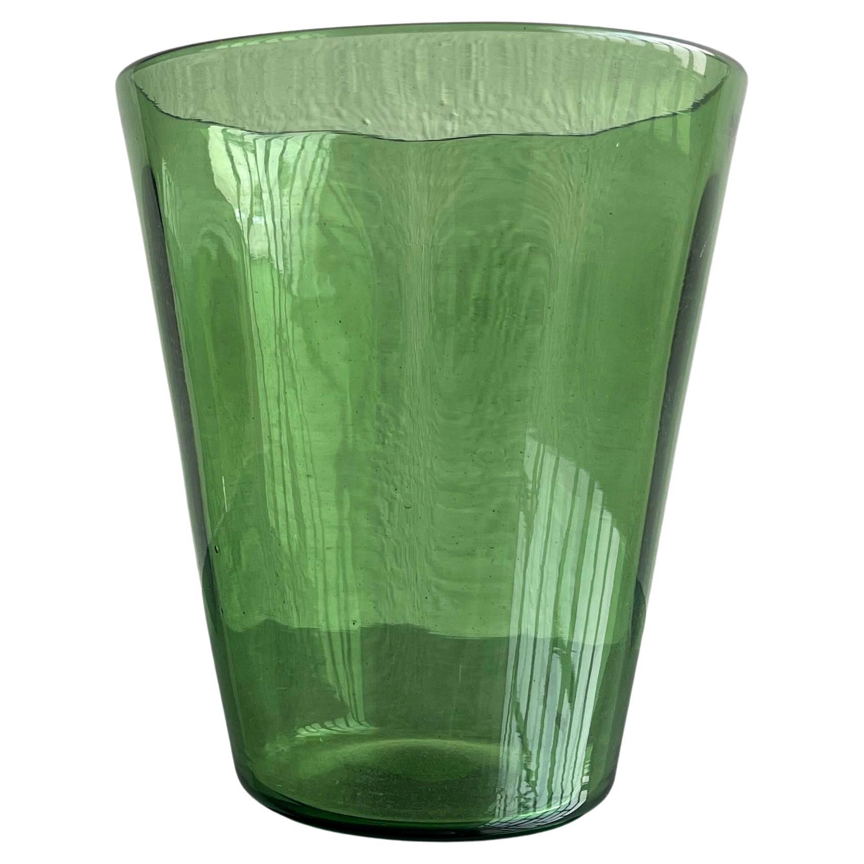 Vaso decorativo verde d'epoca in vetro soffiato, Made in Italy, Vetrerie di Empoli