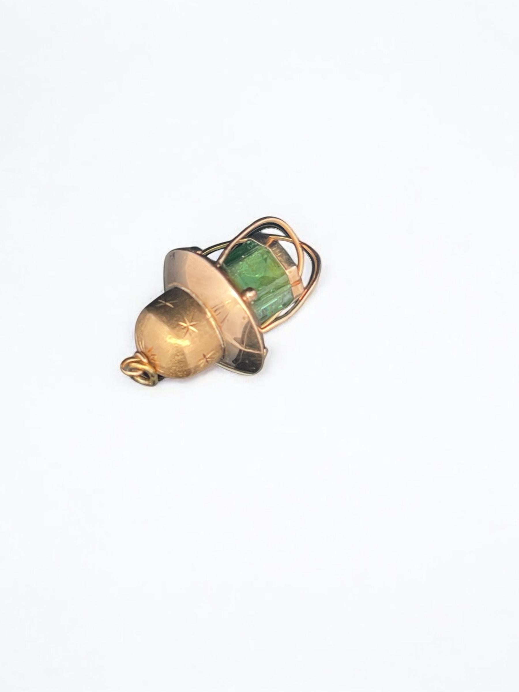 Art : Anhänger / Charme
Stein : Smaragd
Metall: 18k Gelbgold
Zustand: Gut
Gewicht : 4.73g

Dieser einzigartige Anhänger ist aus 18 Karat Roségold gefertigt und zeigt ein von einer Laterne inspiriertes Design mit einem natürlichen Smaragd als